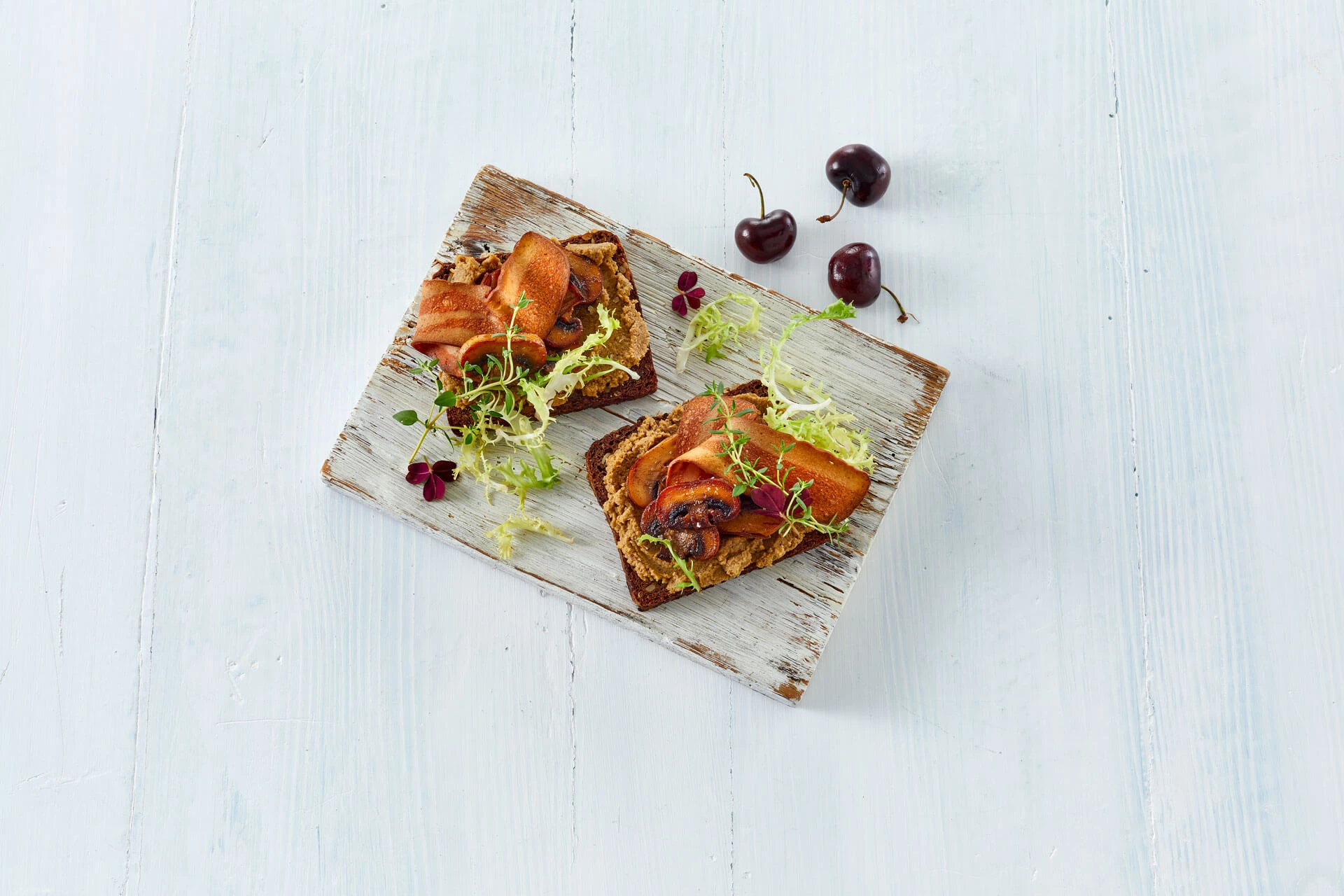 Hjemmelavet smørrebrød med veggie postej