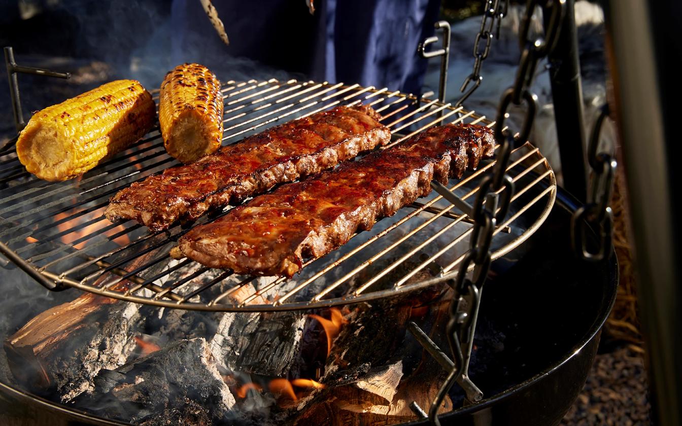 Spareribs og maiskolber på grillen