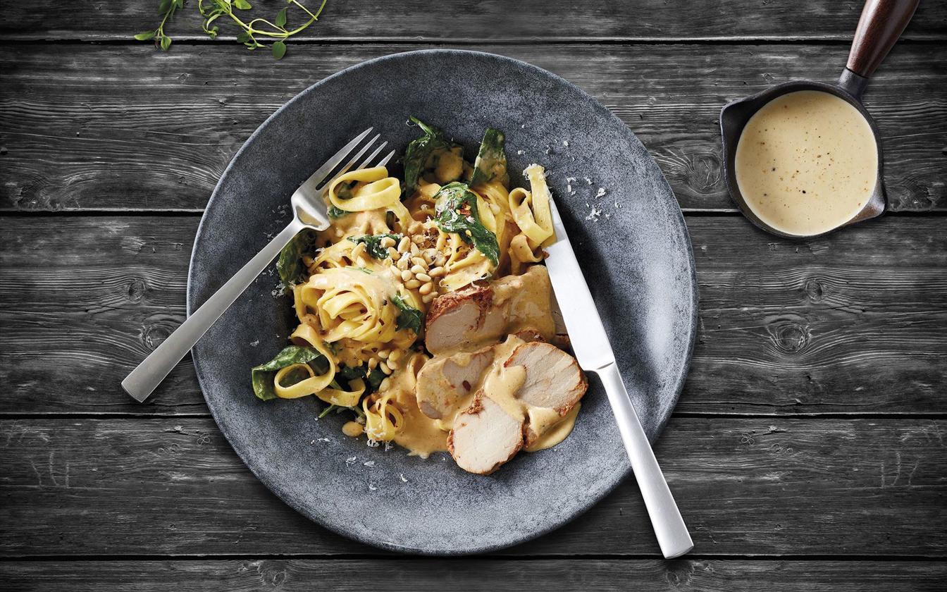 Mørbrad med mild tomatflødesauce og pasta