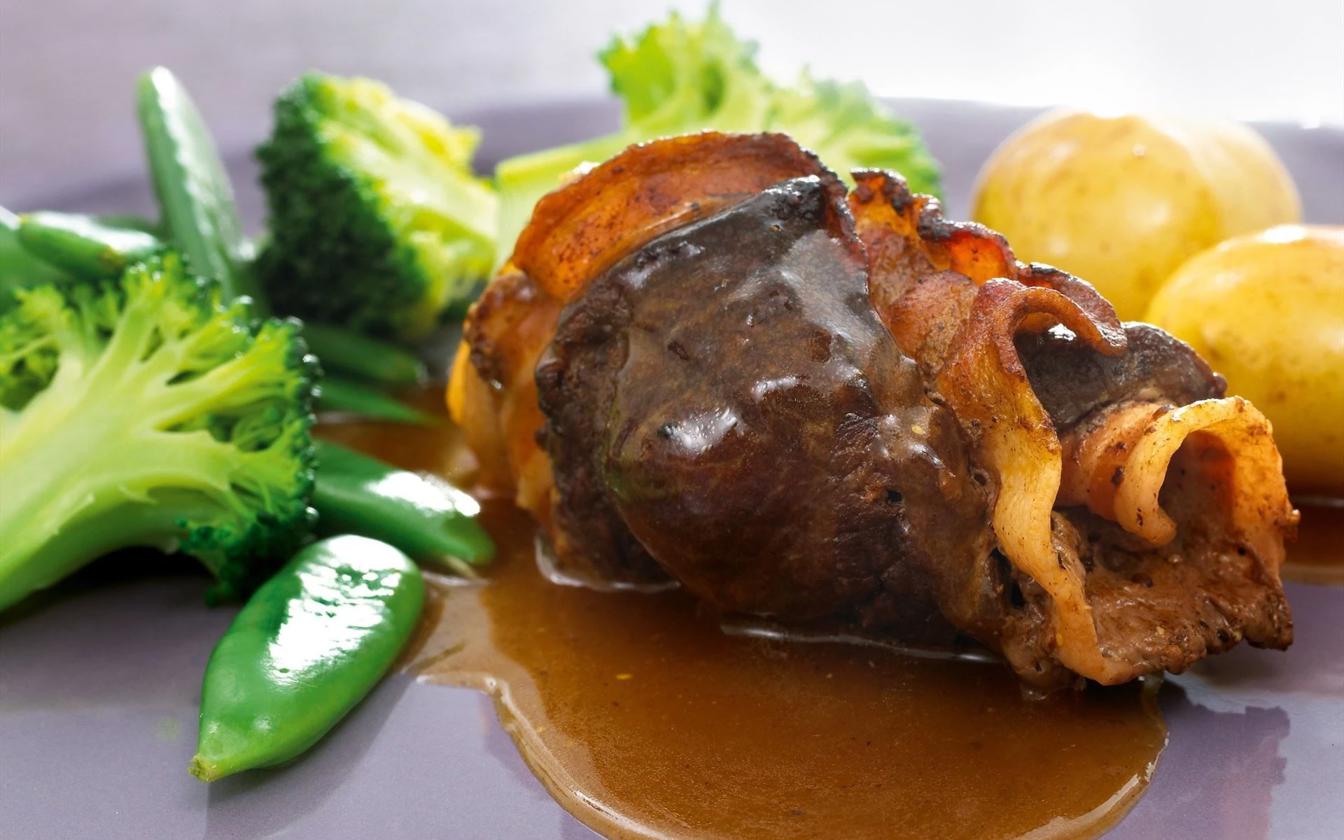 Oksekødsroulade med bacon & grøntsager
