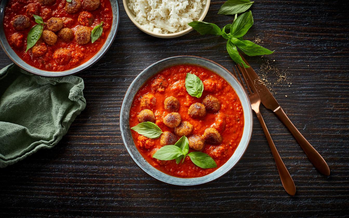 Spansk inspirerede kødboller i spicy tomatsauce