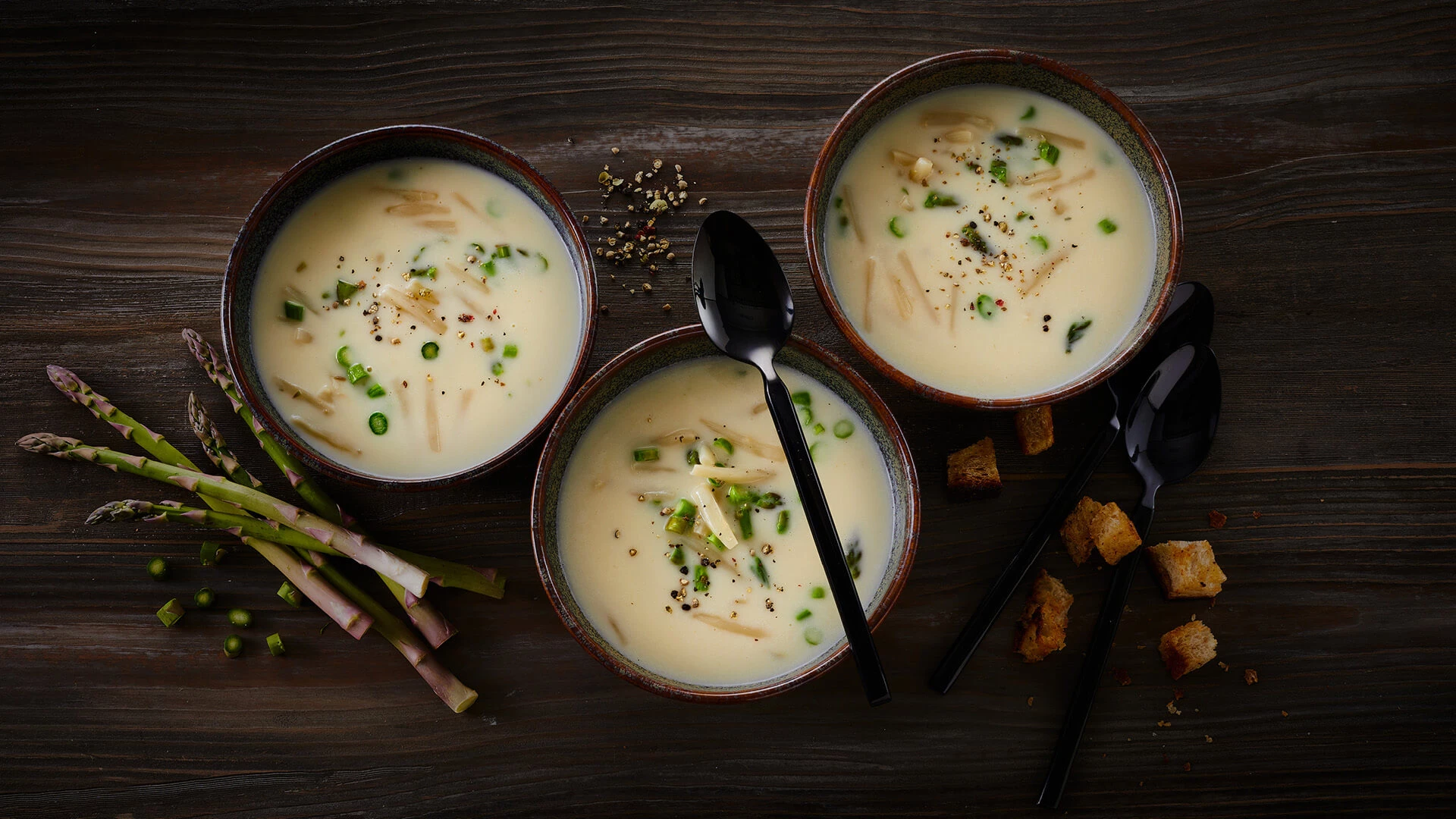Aspargessuppe med hvide og grønne asparges