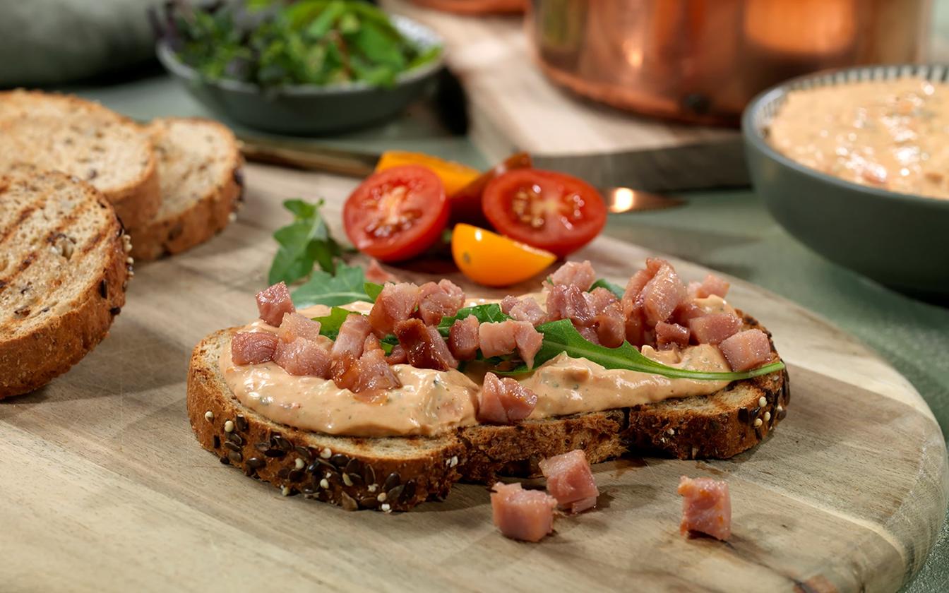 Ristet brød med tomatsmør og ternet bacon