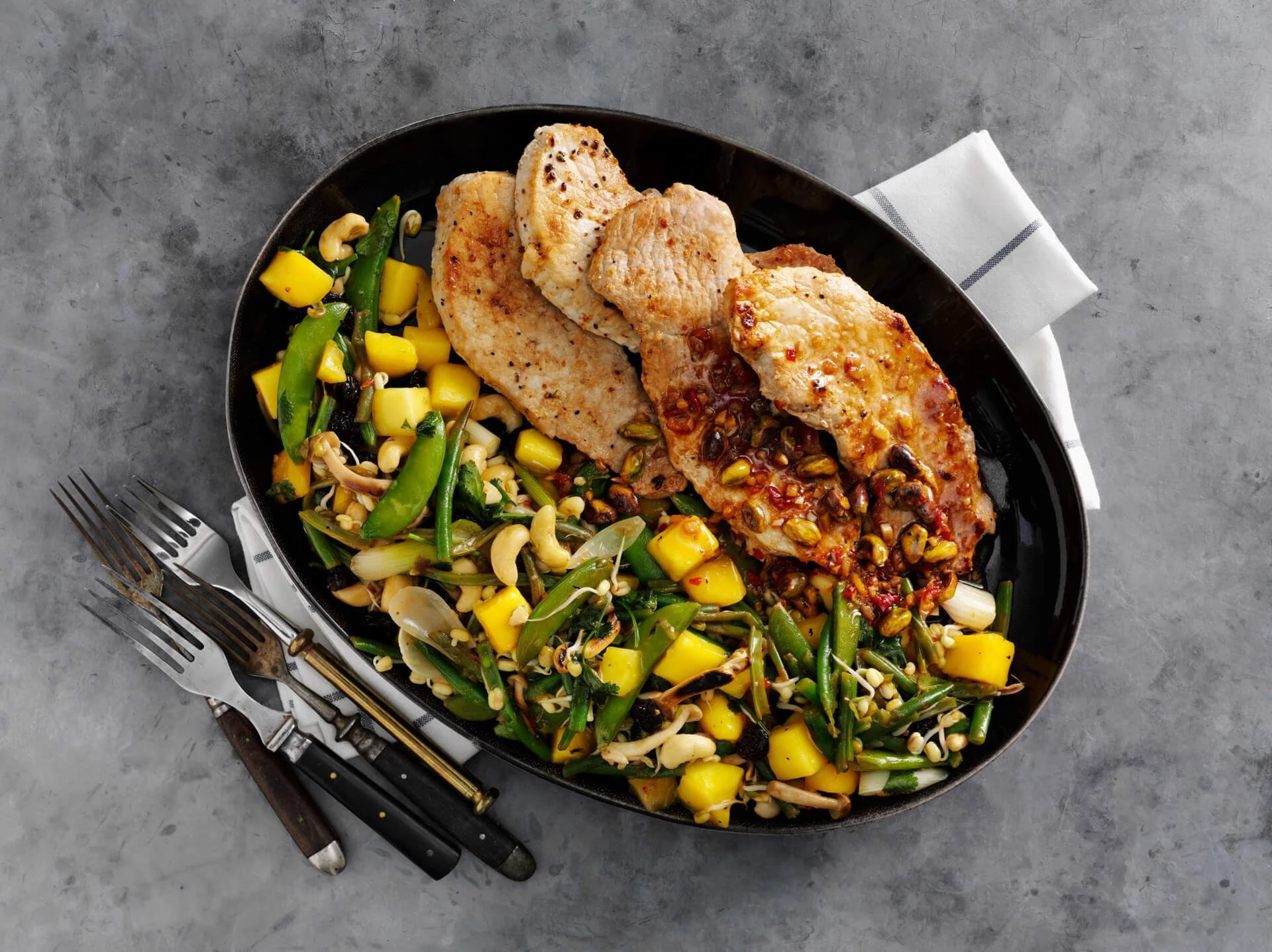 Schnitzel med bønnefrikassé og soya-ingefærmarinade