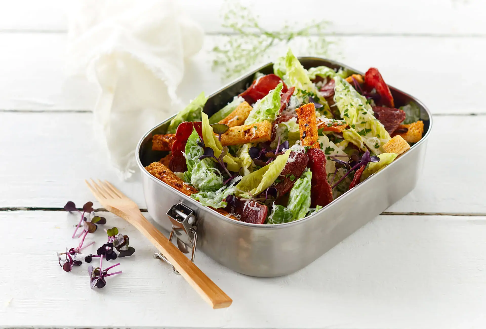 Cæsarsalat med sprød kalkunbacon