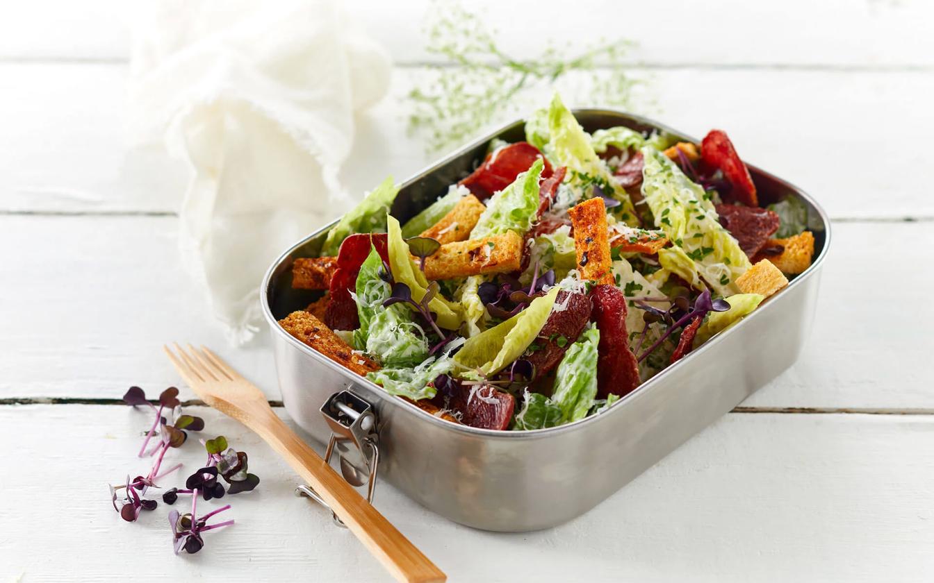 Cæsarsalat med sprød kalkunbacon