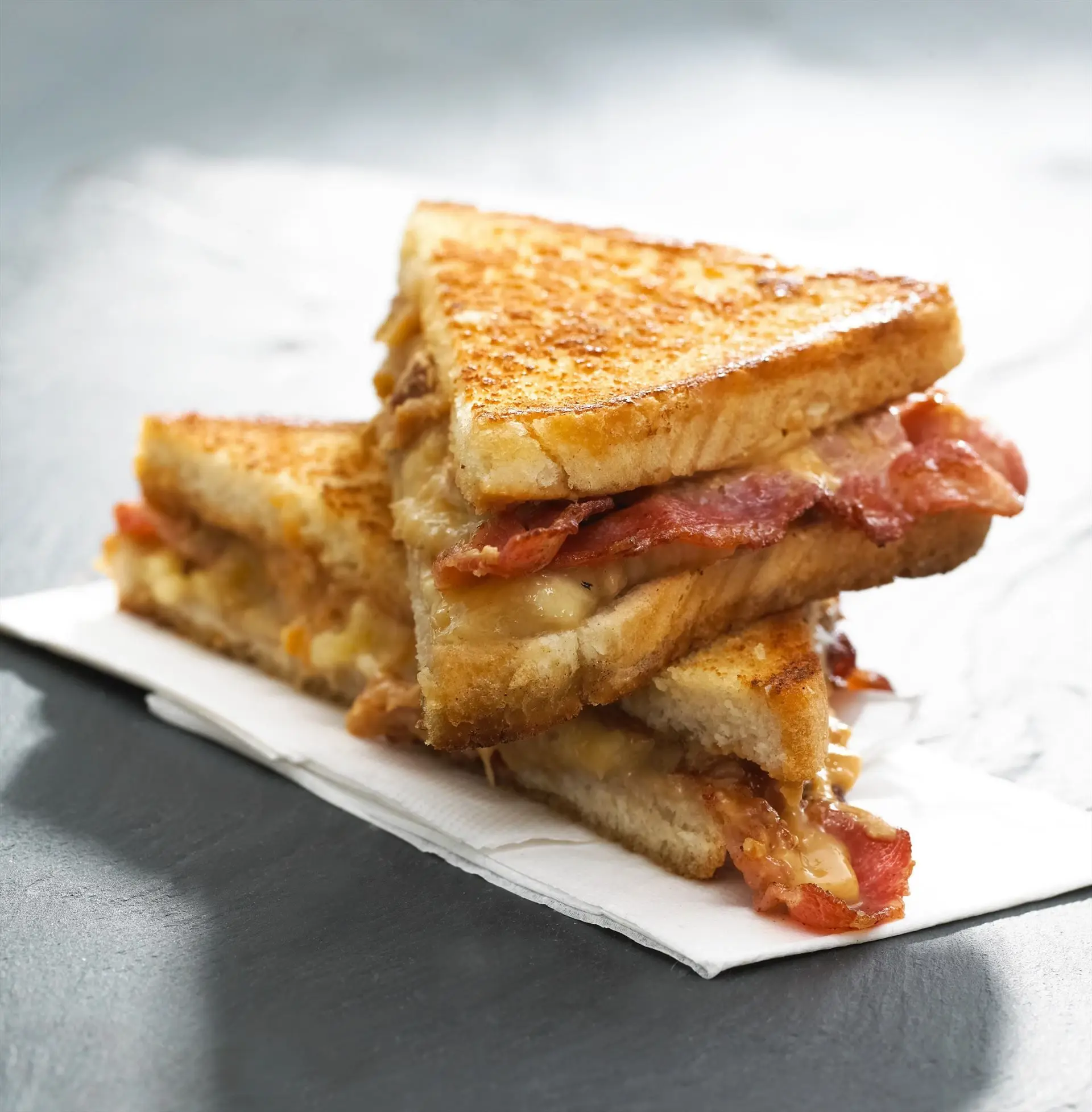Erdnussbutter-Sandwich mit Bacon und Banene