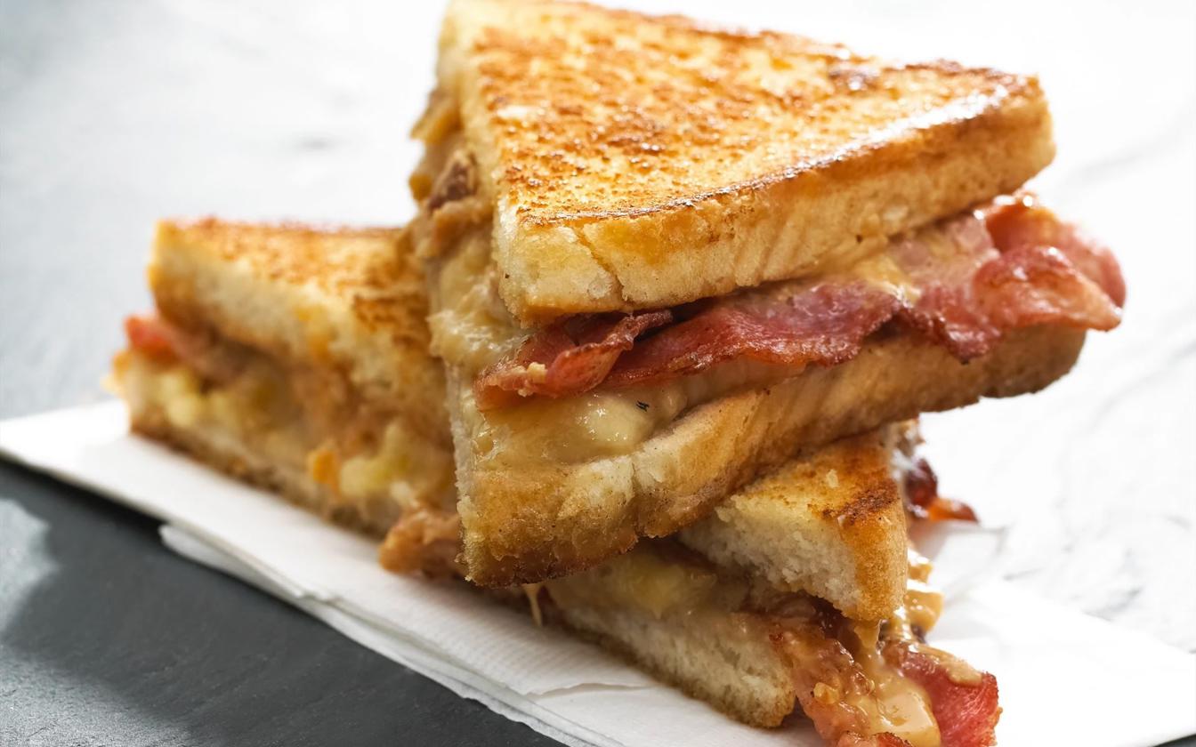 Peanutbutter sandwich med bacon og banan