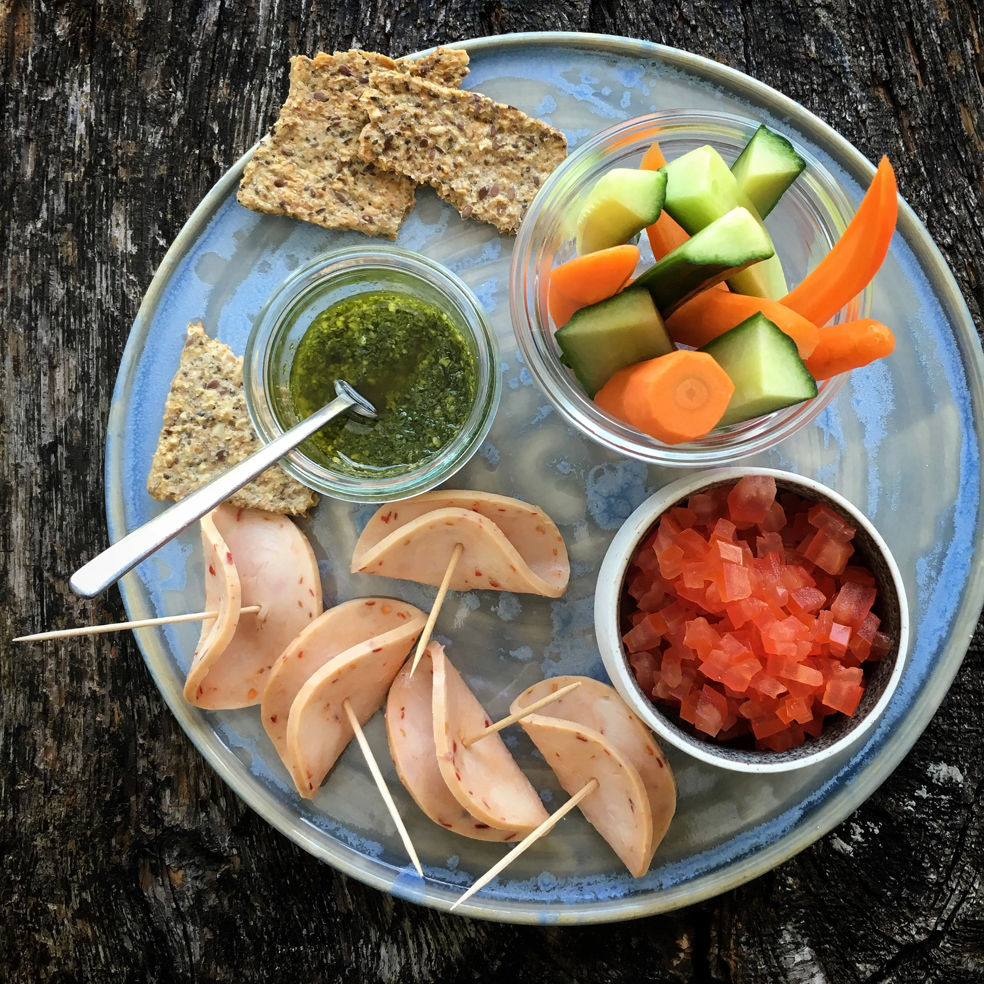 Snackfad med kyllingebryst, hummus og grøntsager