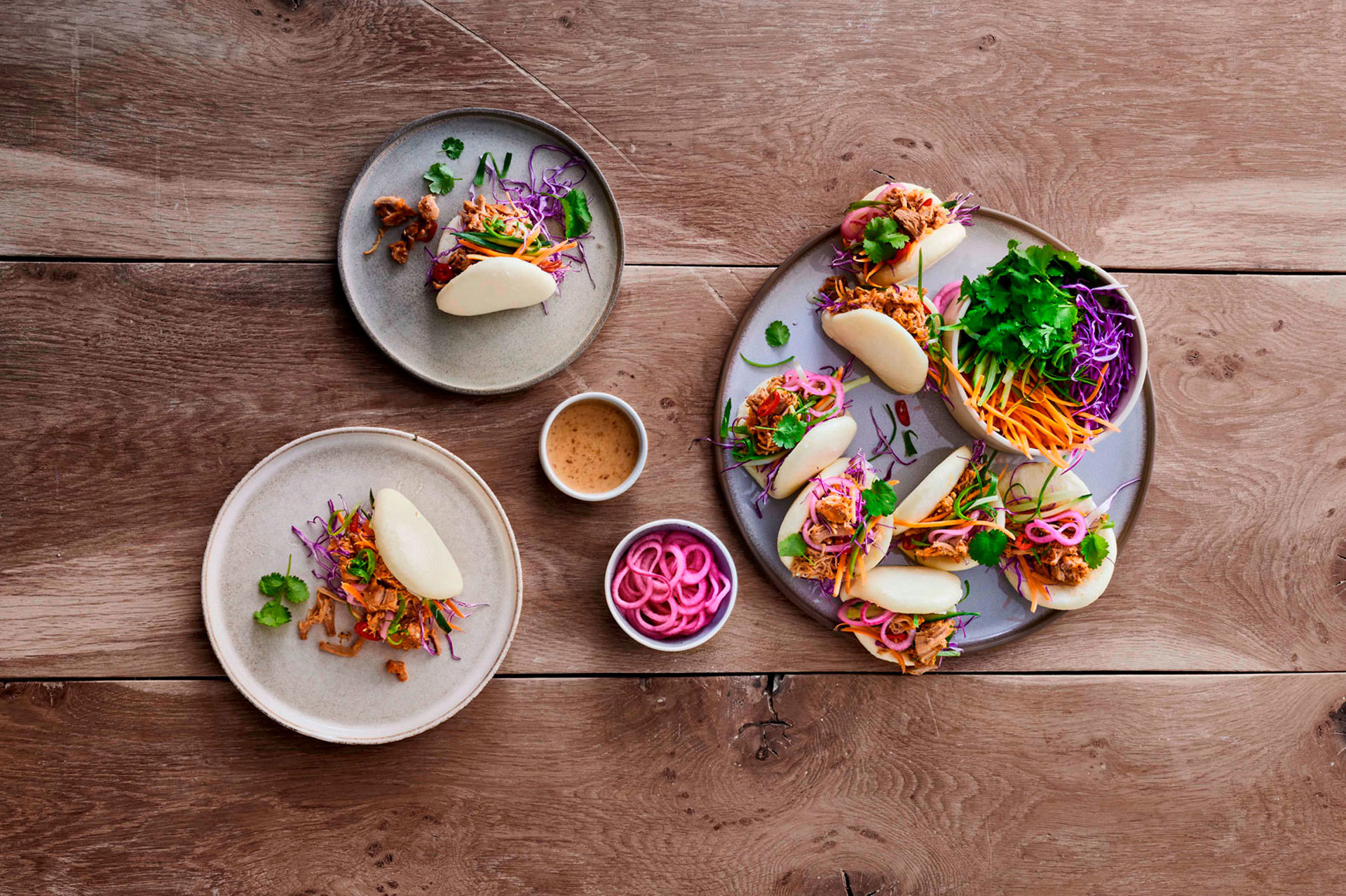Bao med pulled pork, grønt og syltede rødløg
