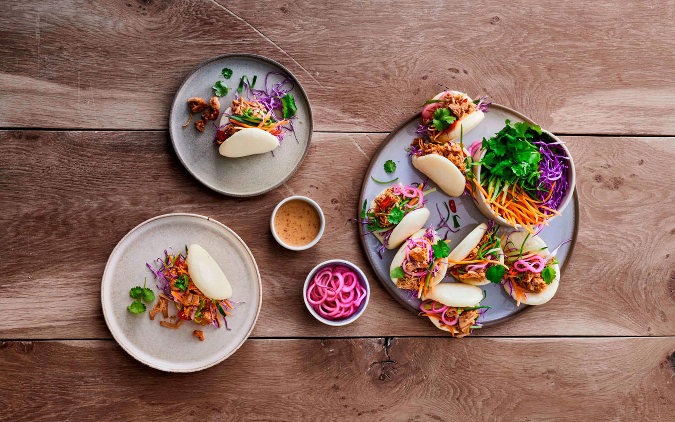 Bao med pulled pork, grønt og syltede rødløg