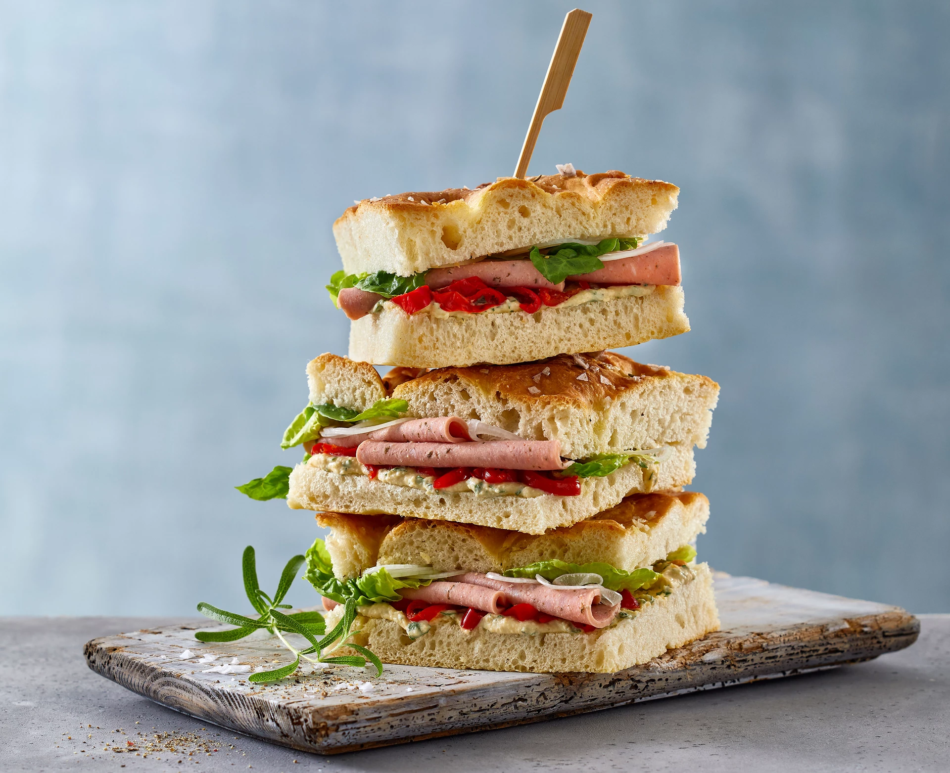 Panini med hummus og jægerpølse