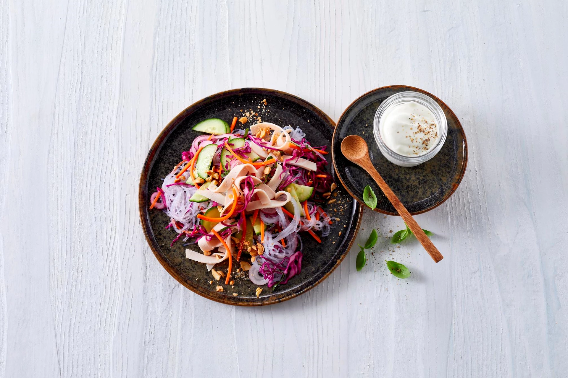 Salat med lynsyltede grøntsager og kyllingebryst