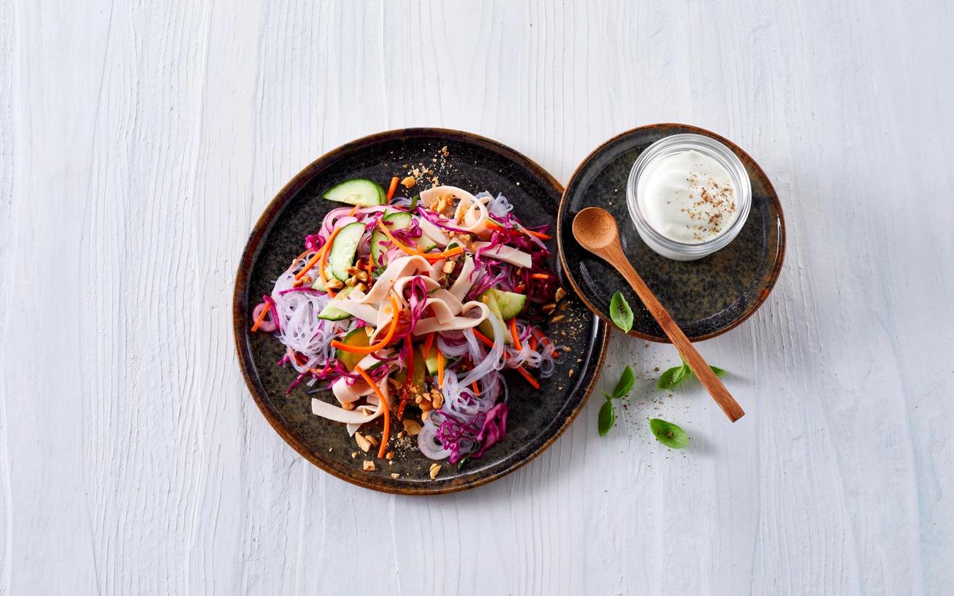 Salat med lynsyltede grøntsager og kyllingebryst