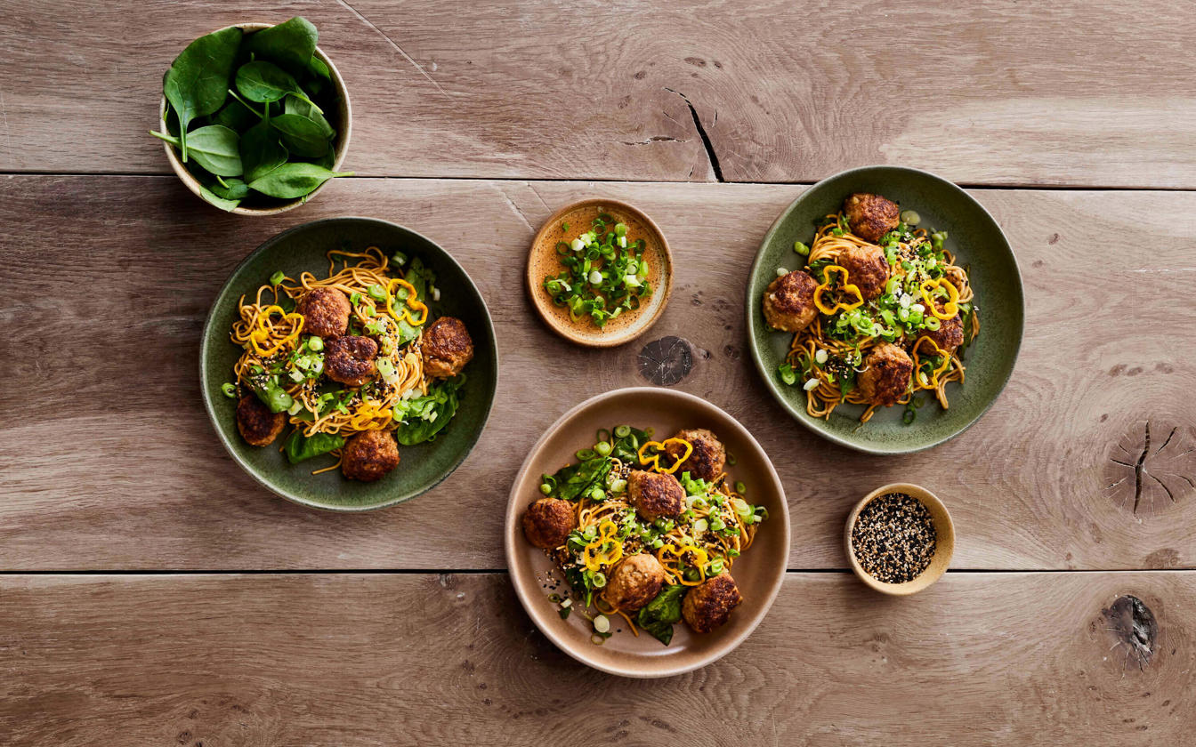 Mini frikadeller med peanut-nudler