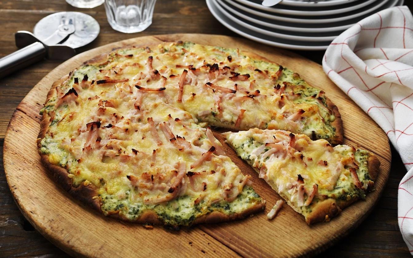 Pizza bianco med kalkon