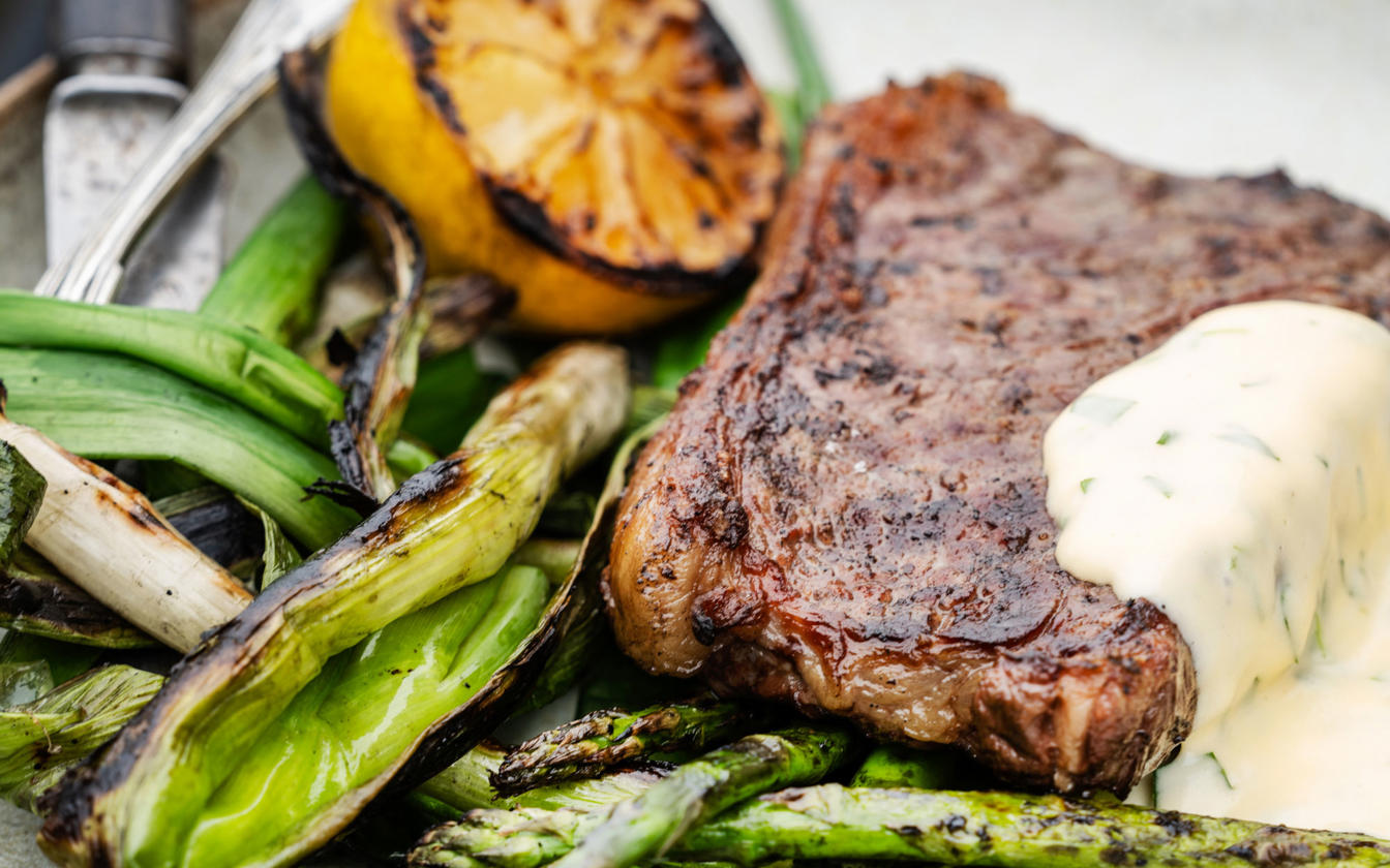 Entrecôte med asparges og grill-bearnaise