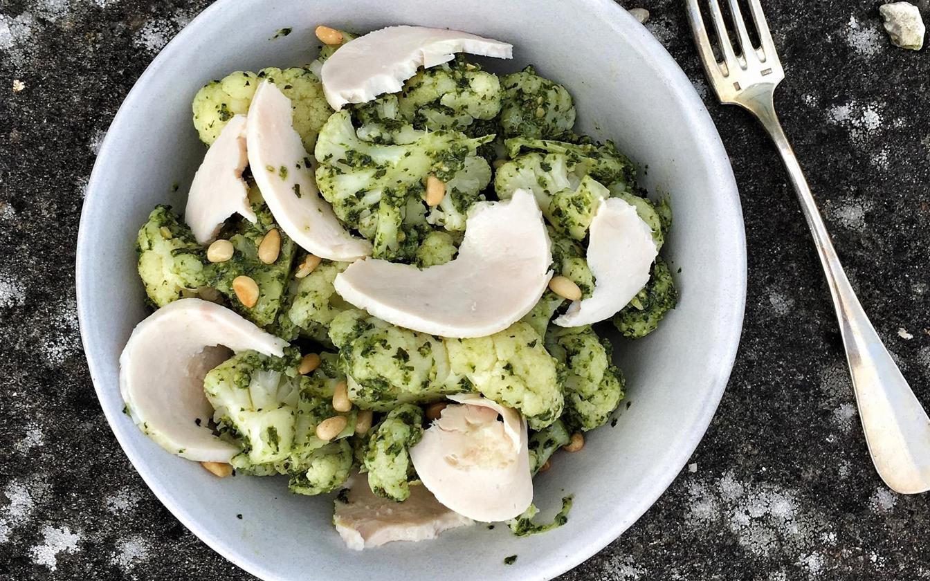 Blomkålssalat med kyllingebryst og pesto
