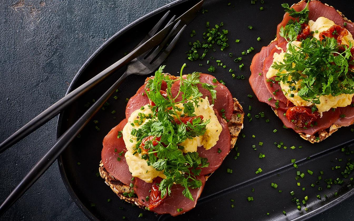 Røget mørbrad med røræg