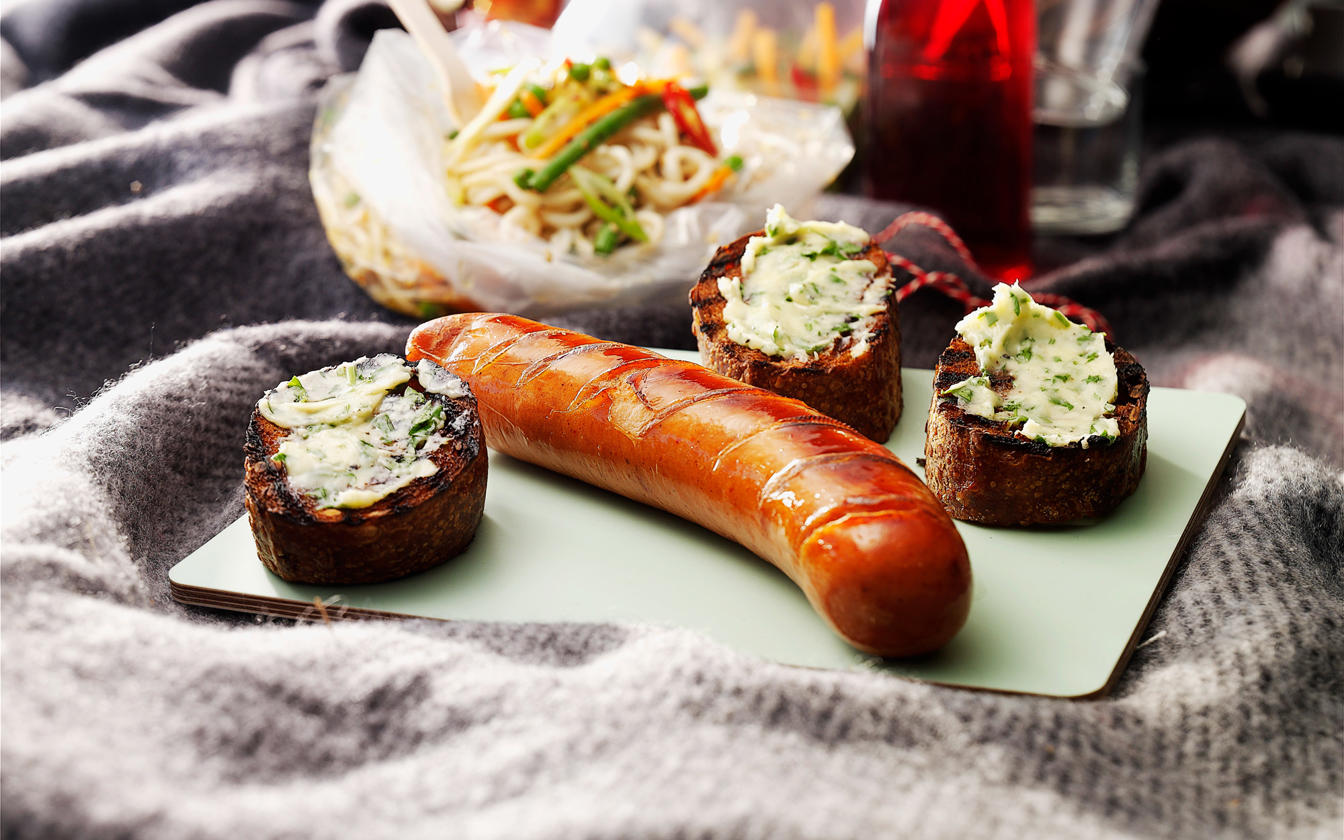Grillet Cheddar Chili frankfurter med asiatisk to-go salat