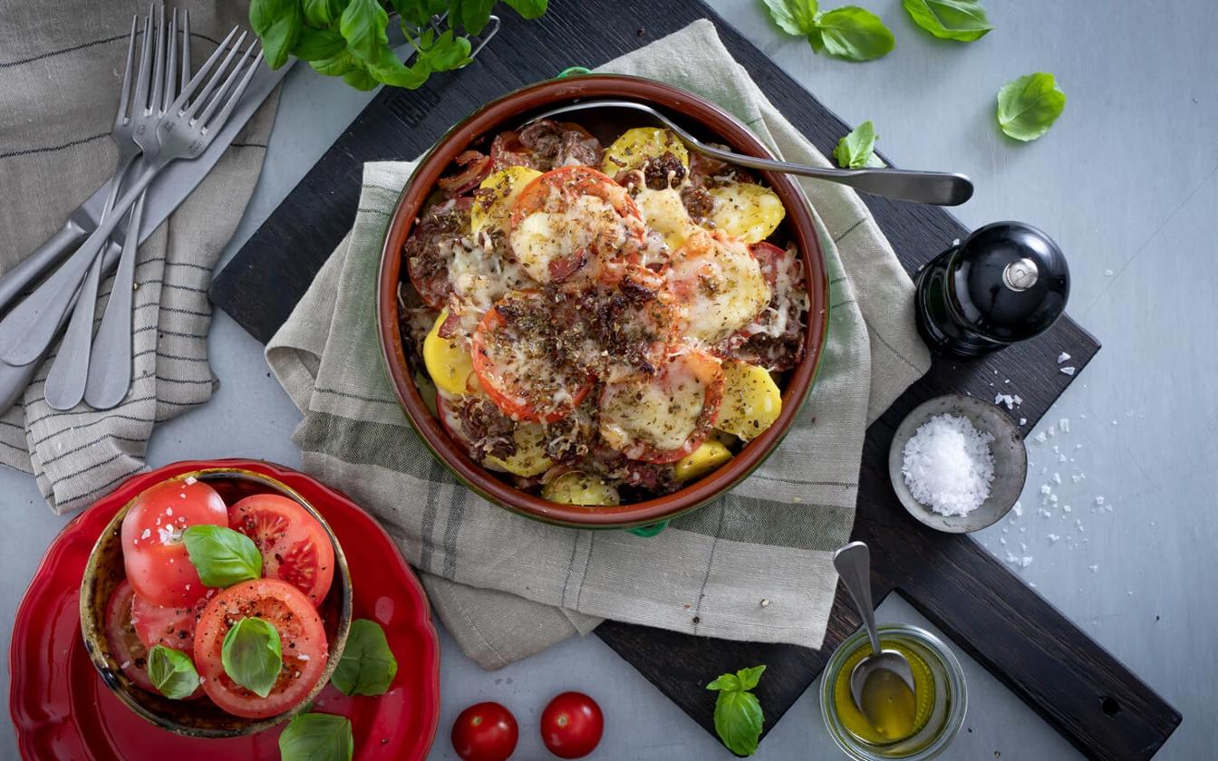 Kartoffelgratin med hakket oksekød og bacon