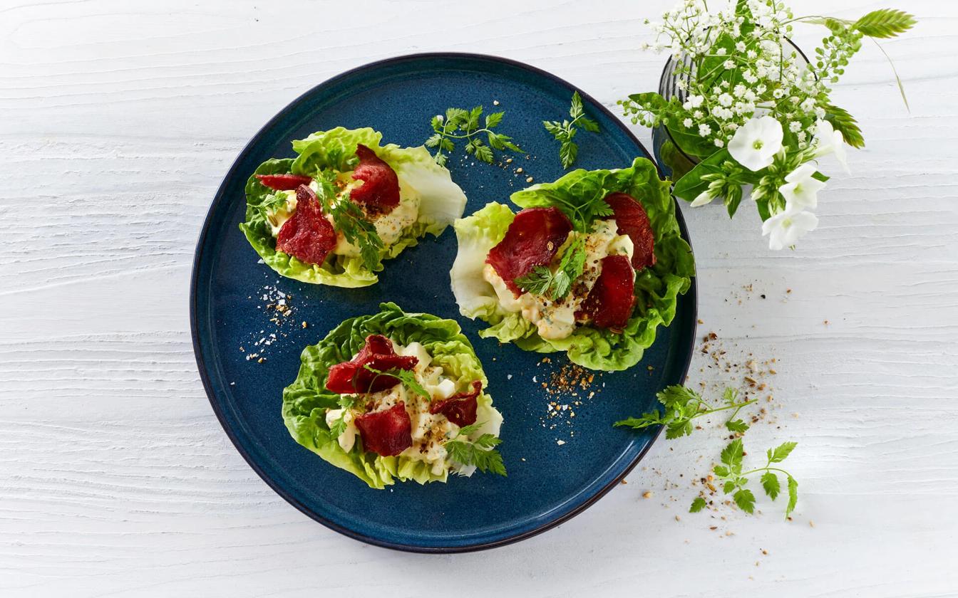 Salatwraps med sprød kalkunbacon og æggesalat