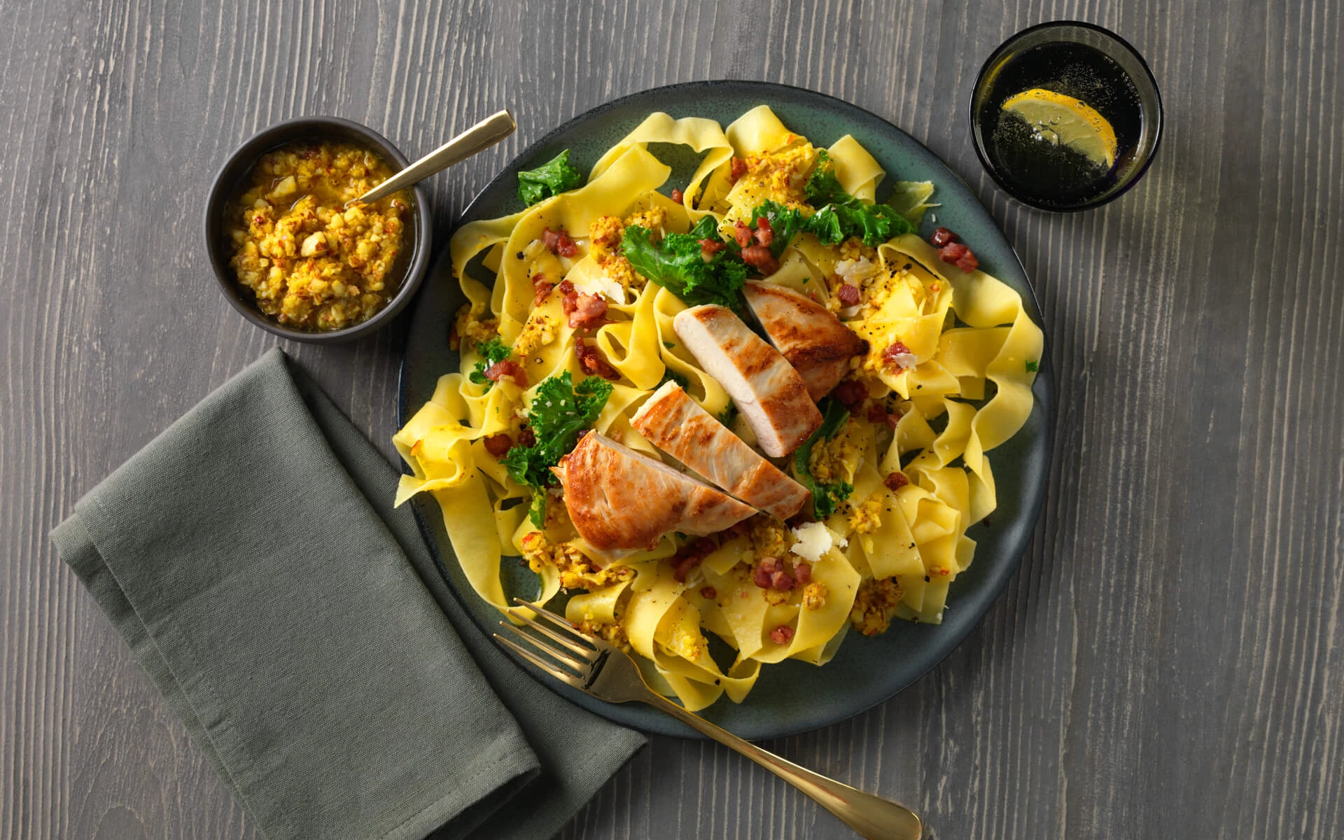 Pasta med kylling, bacon og karrypesto