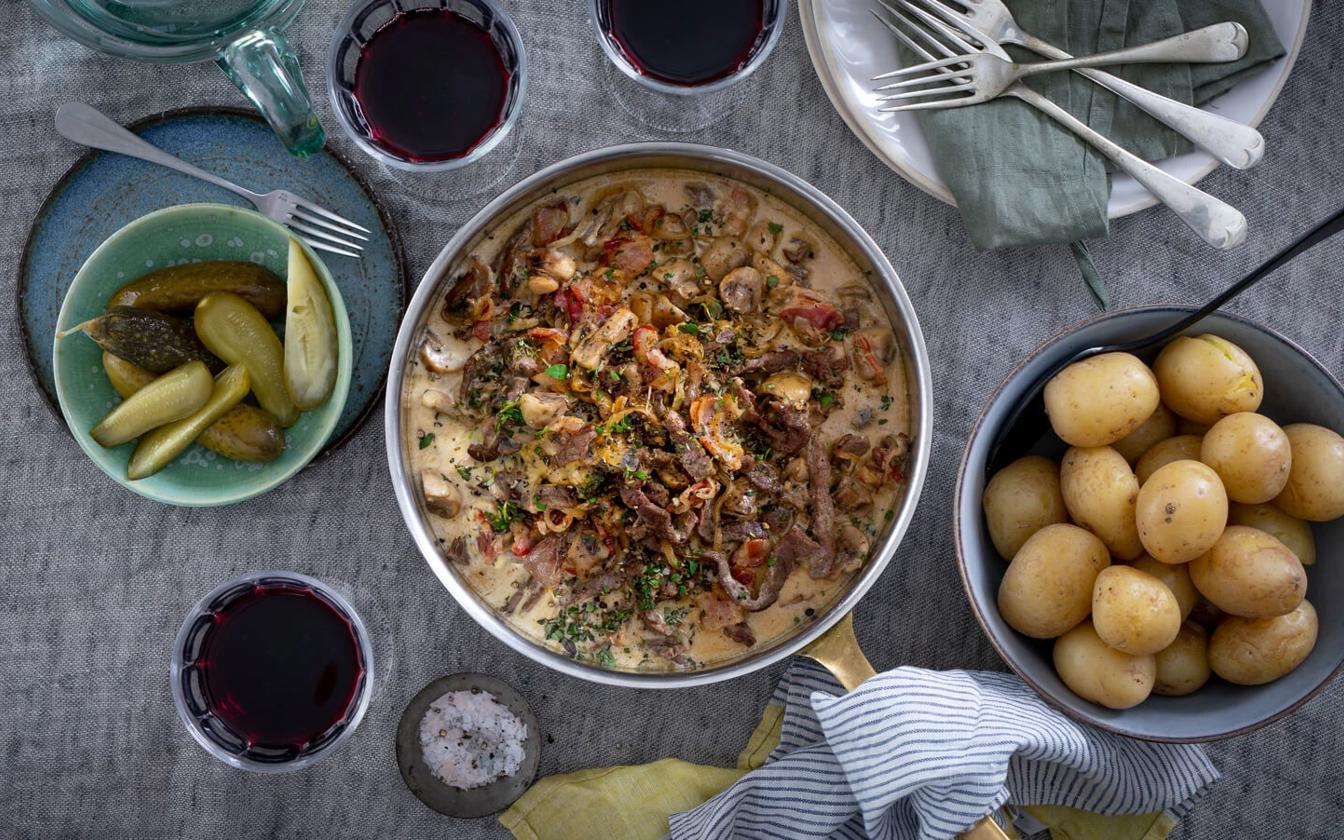 Mørbradgryde med bacon og fløde