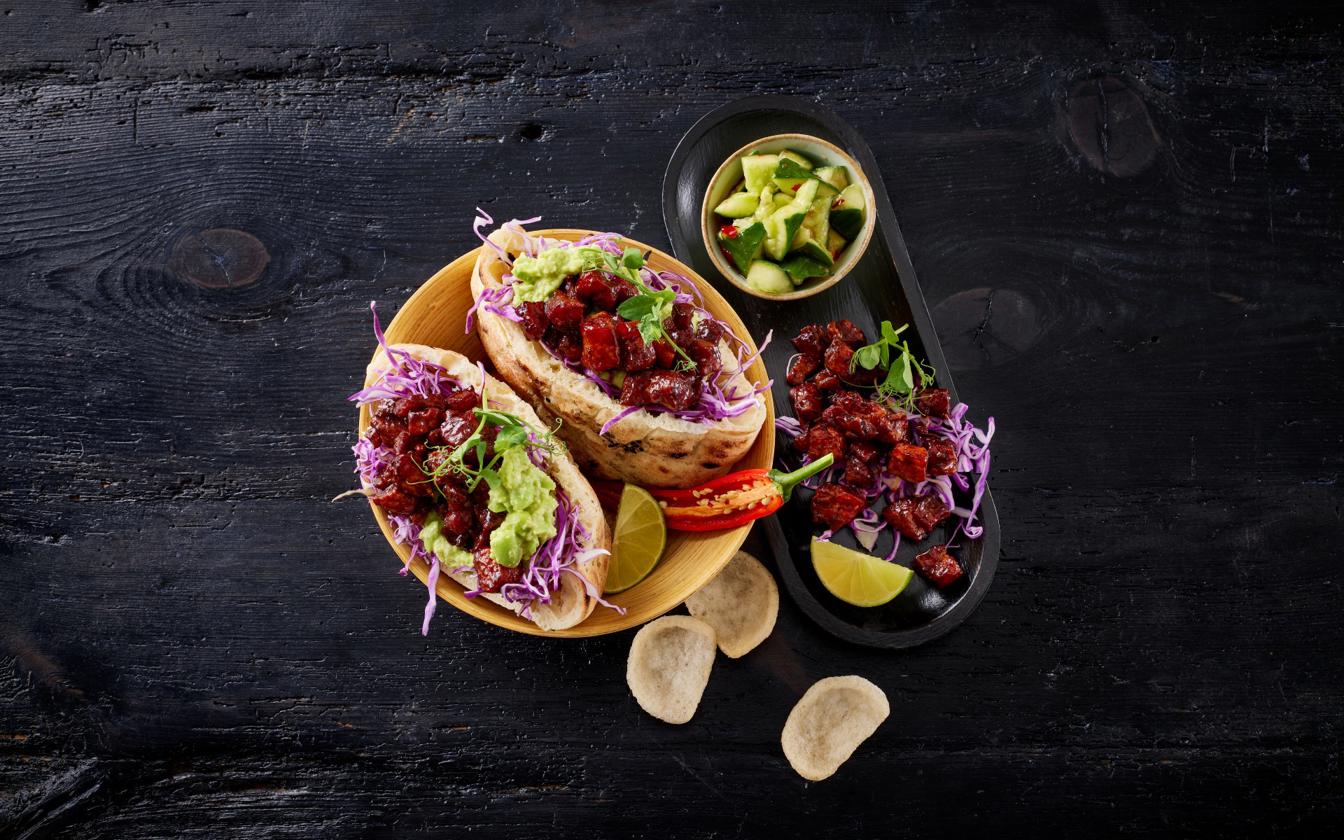 Pita med Teriyaki Style Bacon Cubes og edamamebønne-hummus