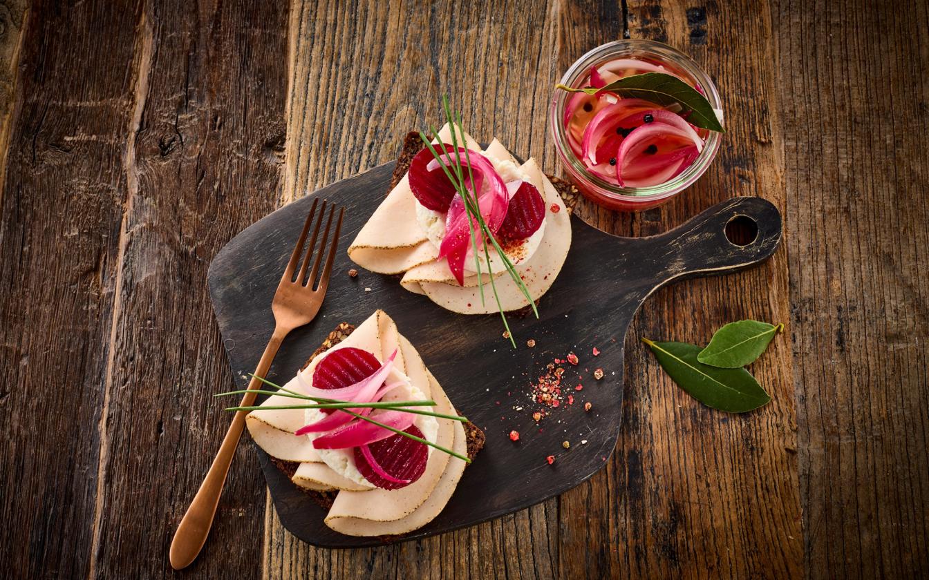 Rugbrød med kyllingebryst og peberrodscreme