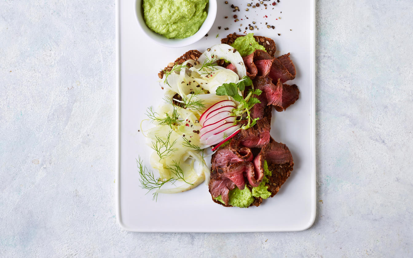 Flanksteak med røget ærtecreme og sprødt rugbrød