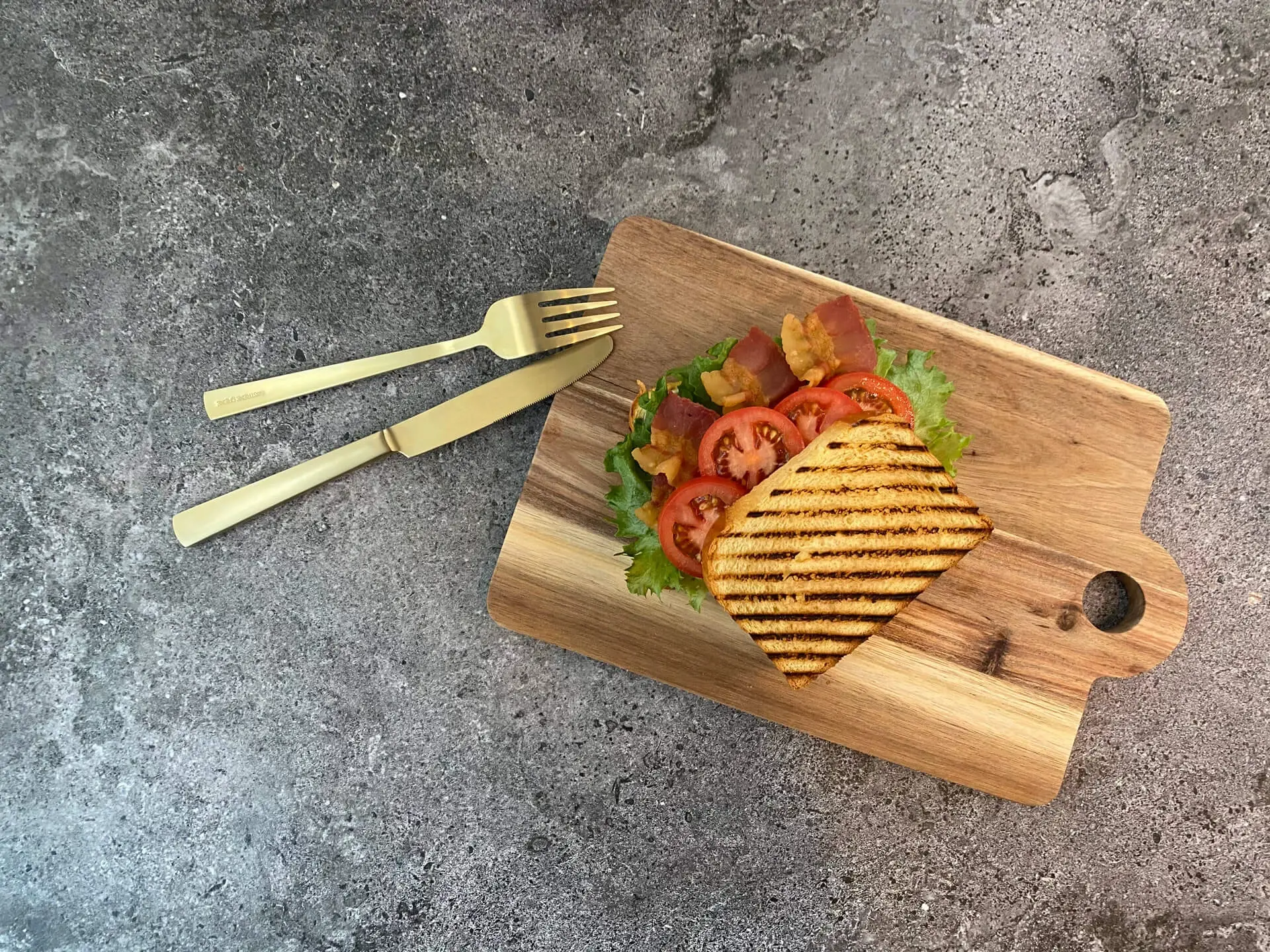 BLT-Sandwich mit Bacon, Salat und Tomate