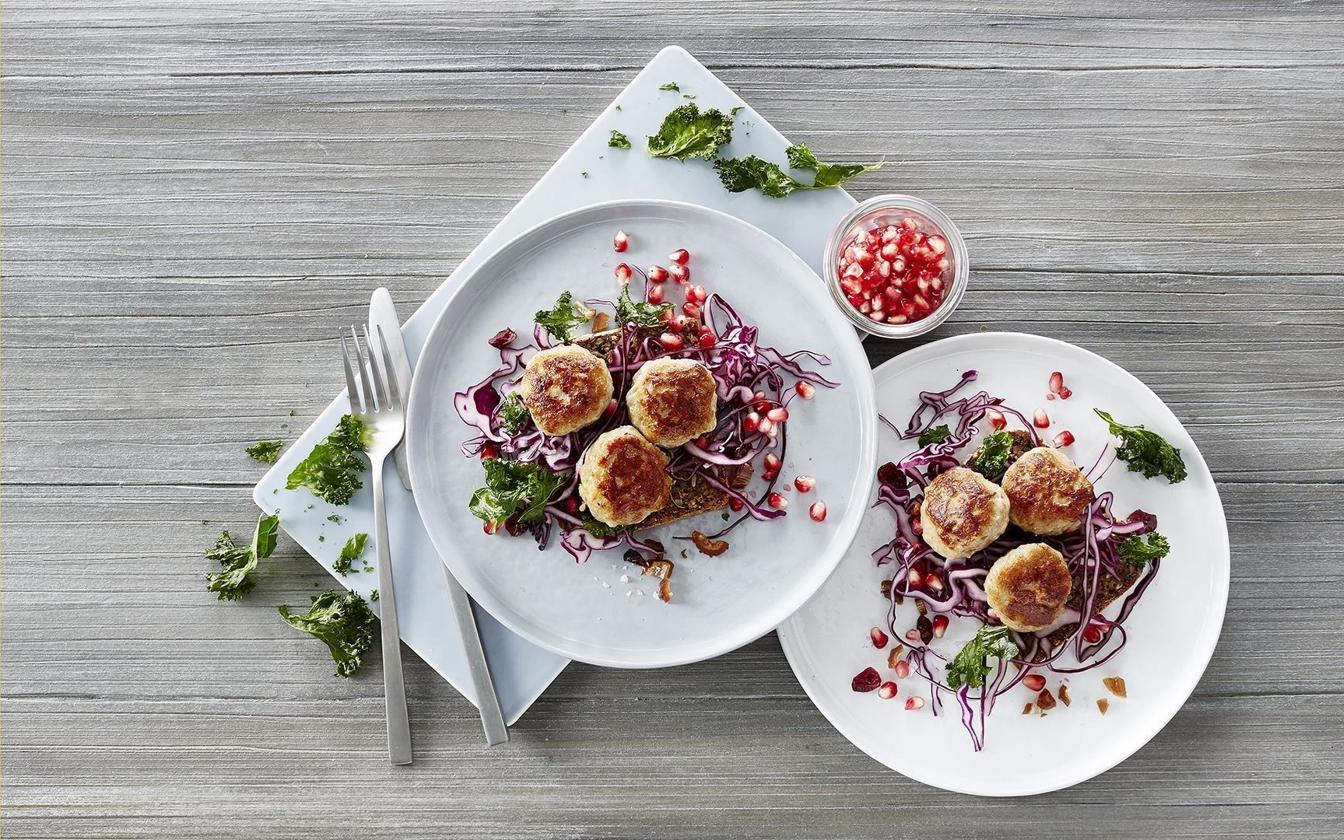Smørrebrød med minifrikadeller og sprød kålsalat