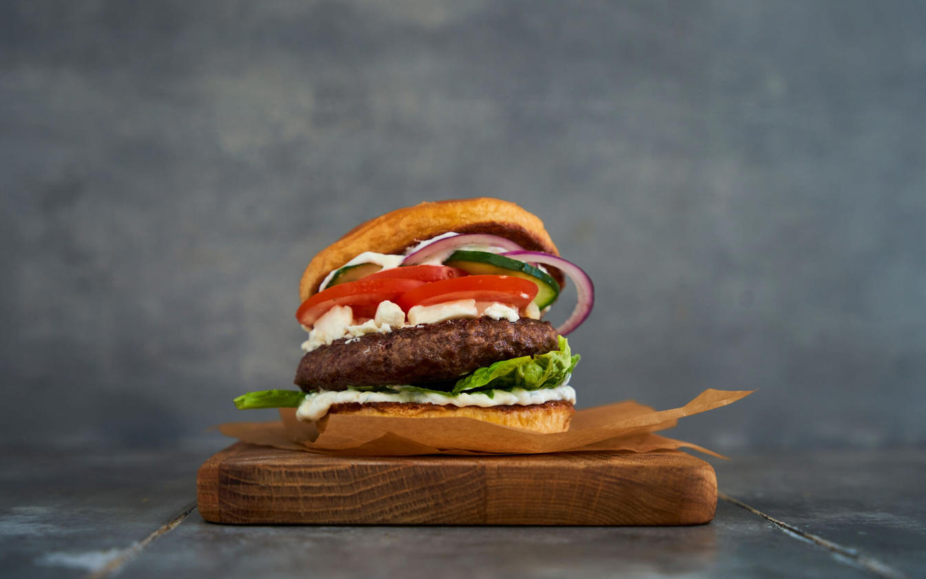 Burger med tzatziki og feta