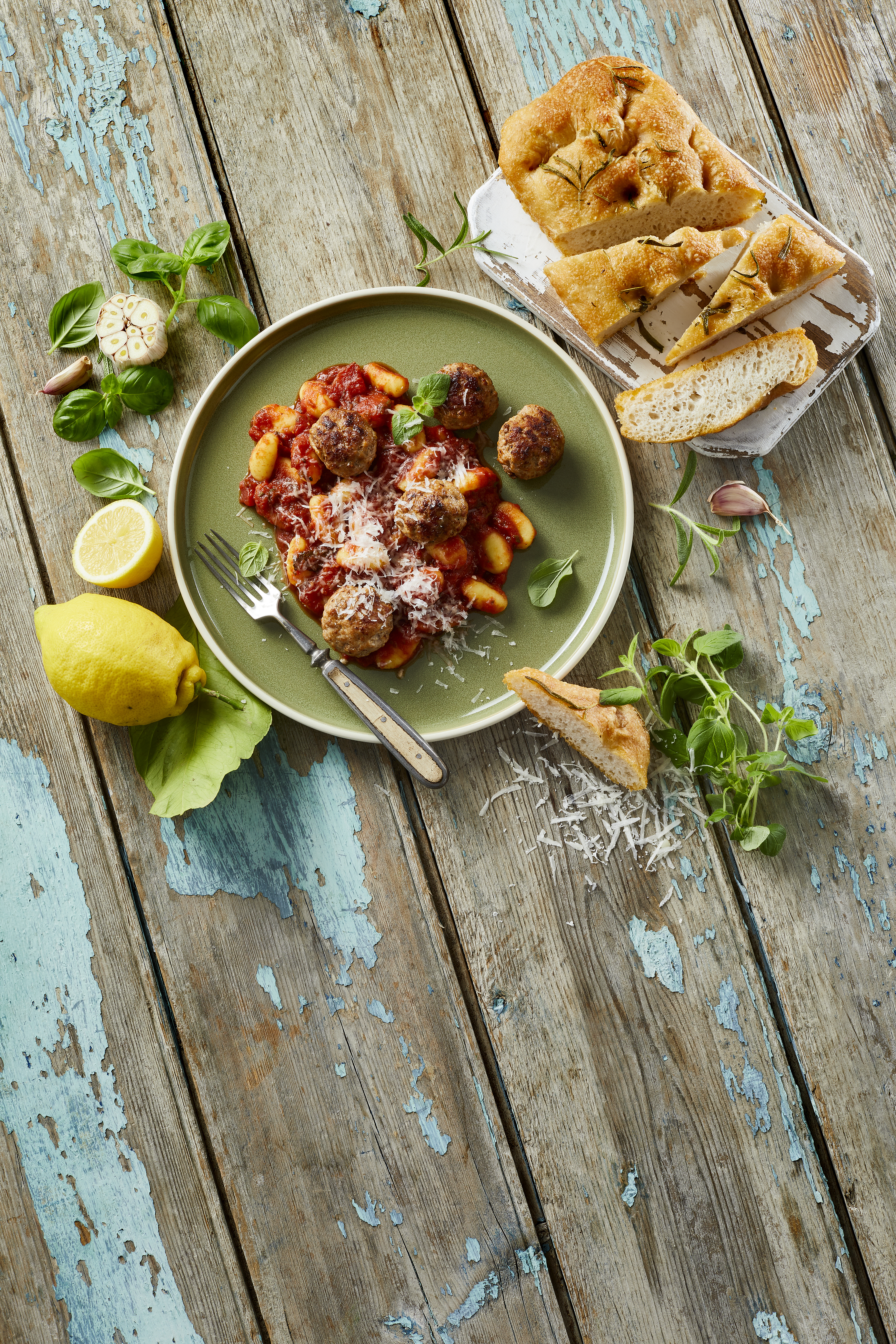 Kødboller med gnocchi i tomatsovs