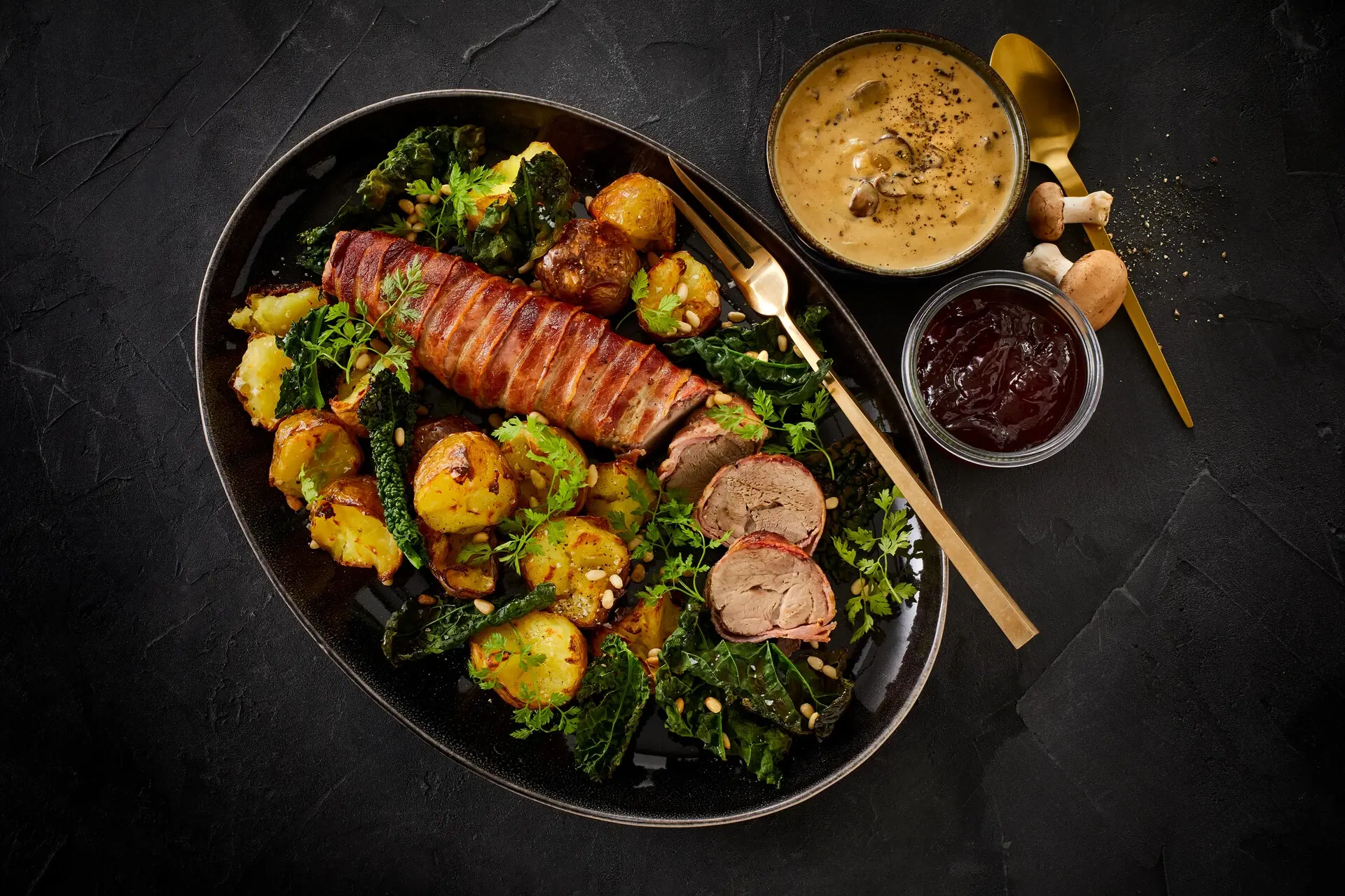 Schweinefilet im Baconmantel mit Pilzsoße