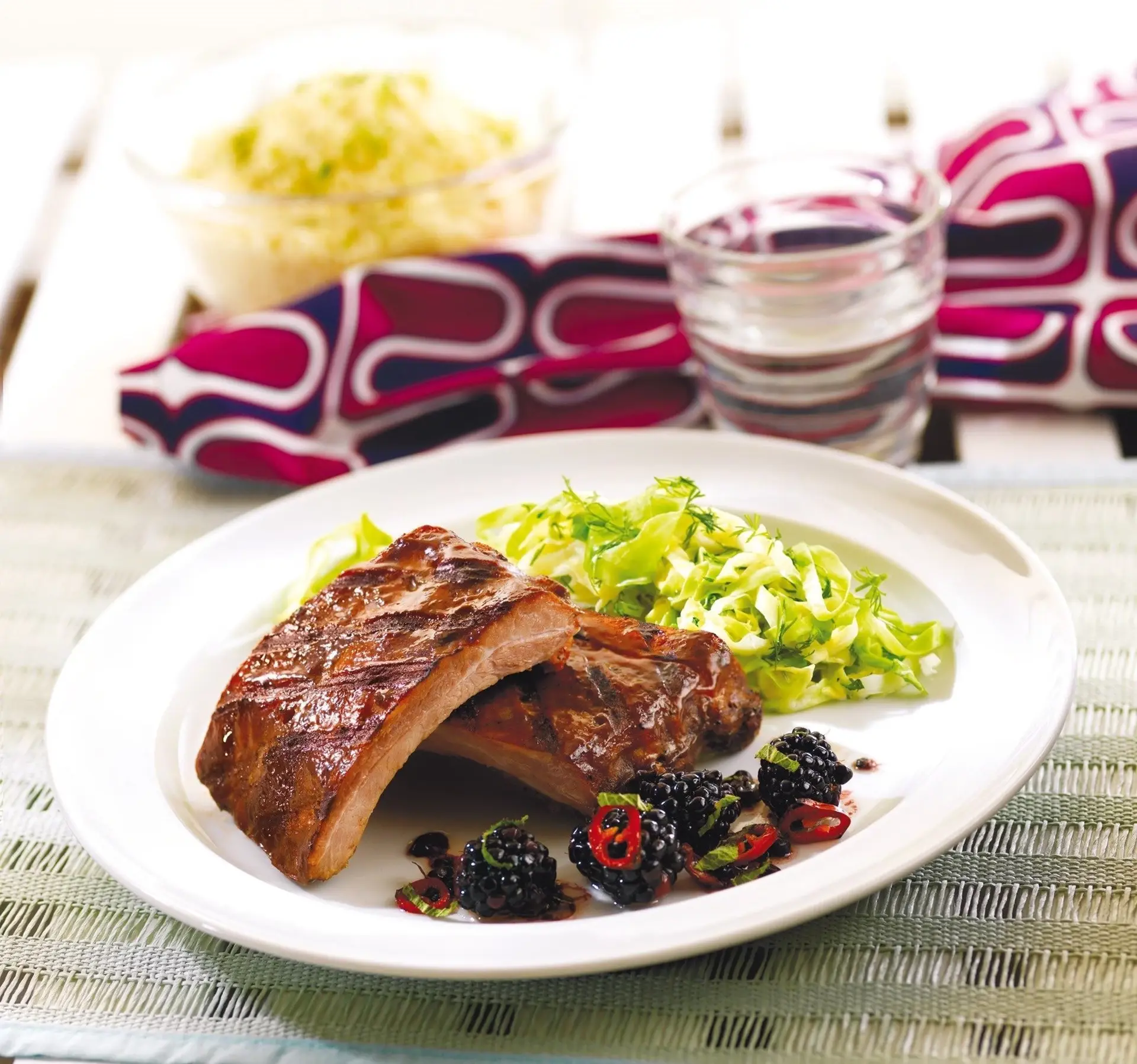 Spareribs med saltet sommerkål og brombær