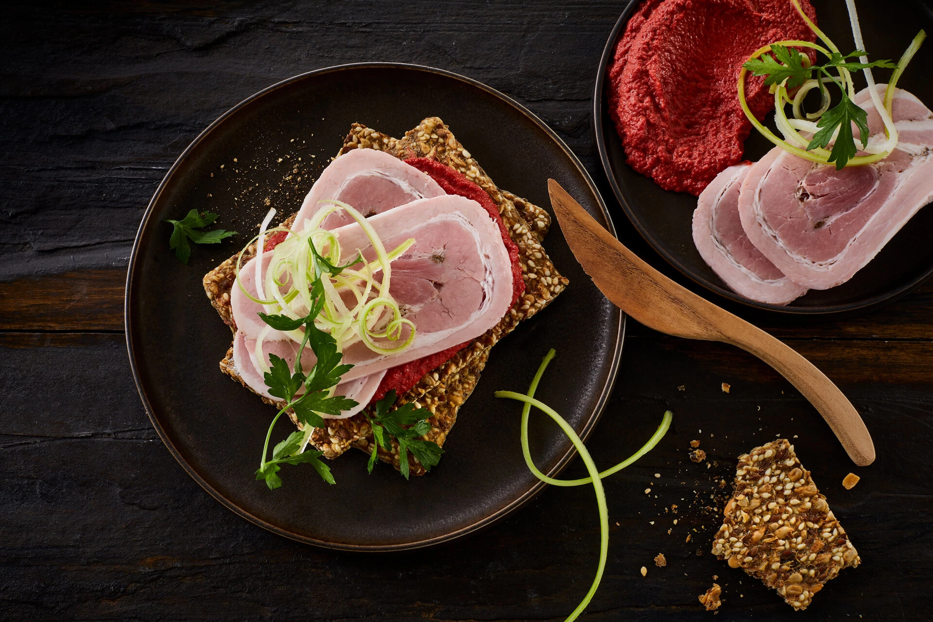 Knækbrød med rullepølse og rødbedehummus