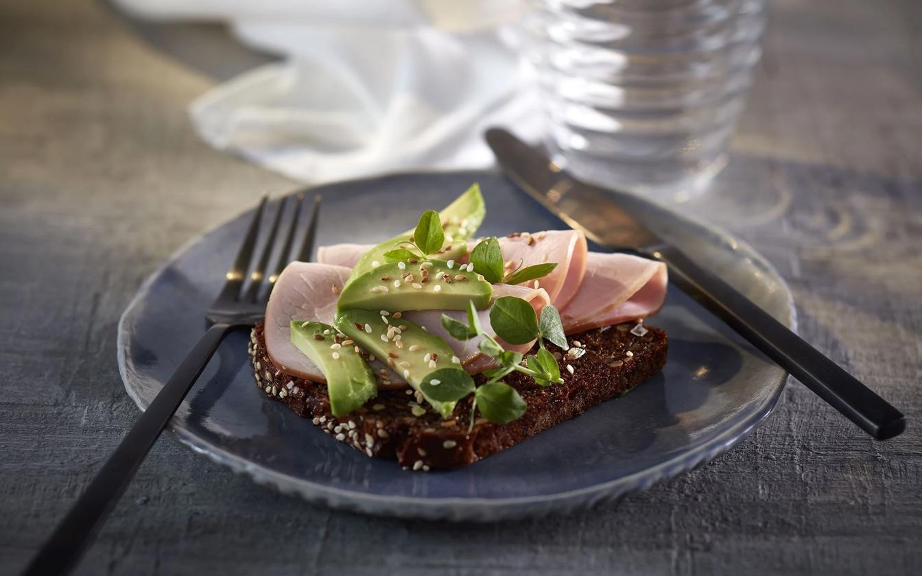 Rugbrød med avocado og hamburgerryg
