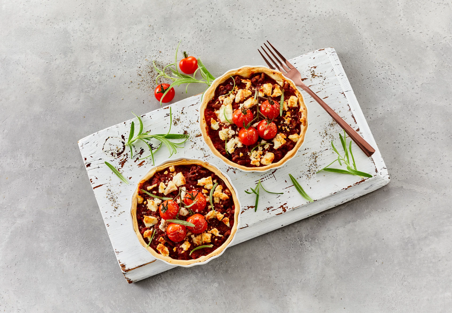 Tærte med Veggie Fars, løg, tomater, fetaost og rosmarin