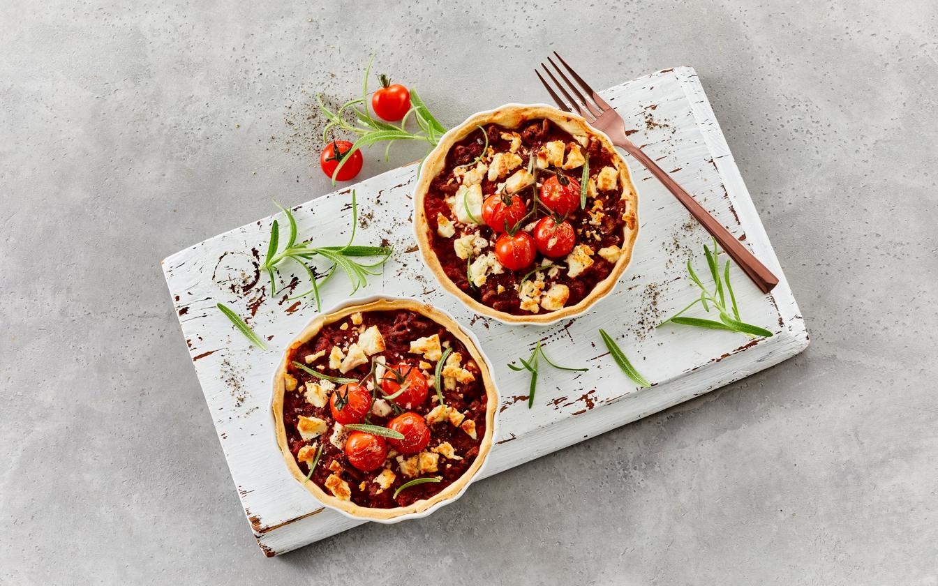 Tærte med Veggie Fars, løg, tomater, fetaost og rosmarin