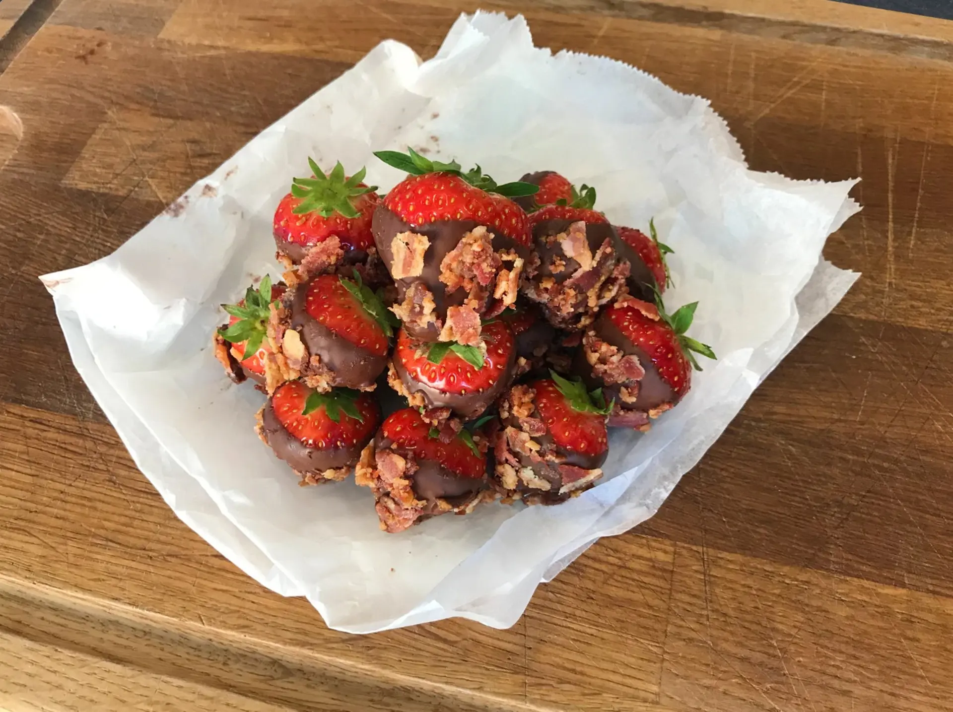Jordgubbar med choklad och bacon