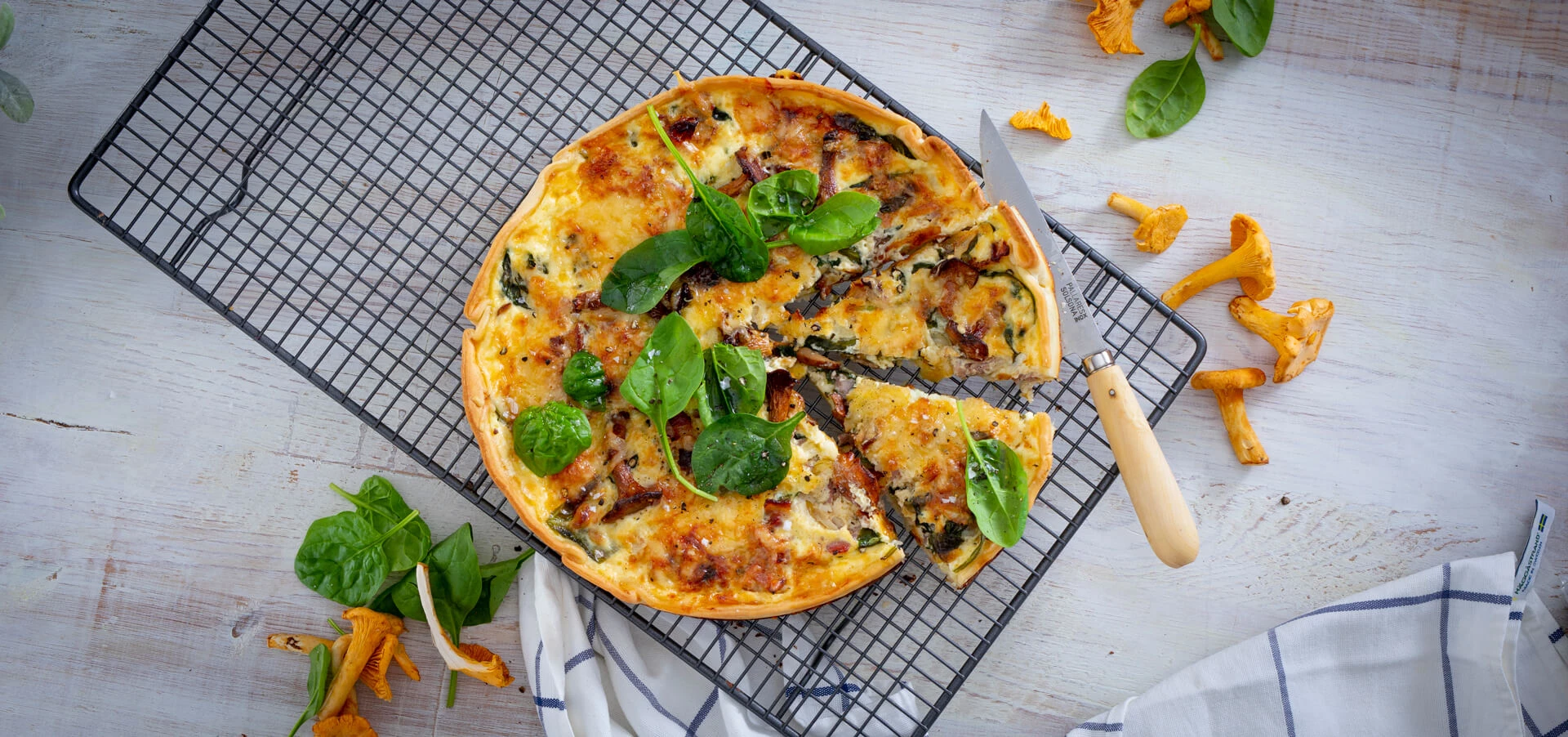 Kantareltærte med bacon og spinat