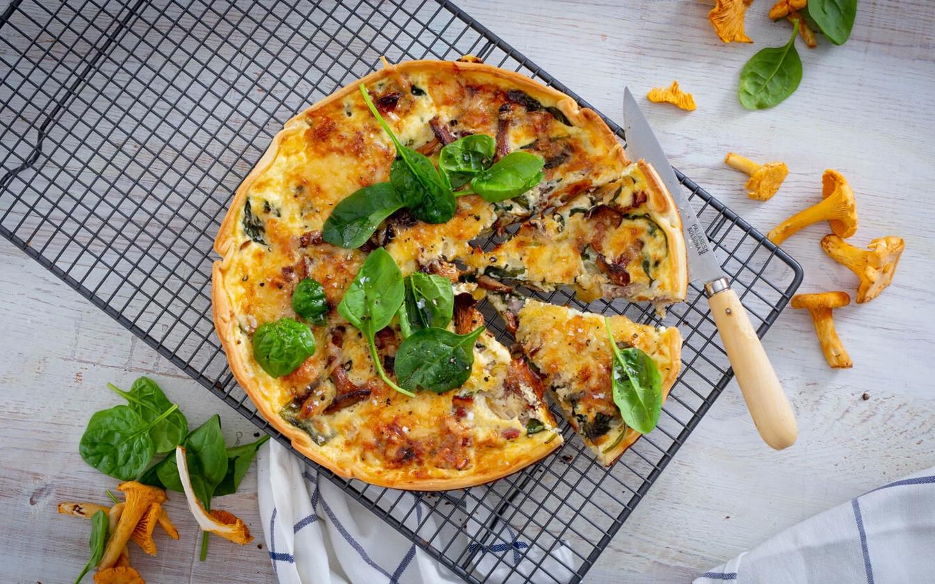 Kantareltærte med bacon og spinat