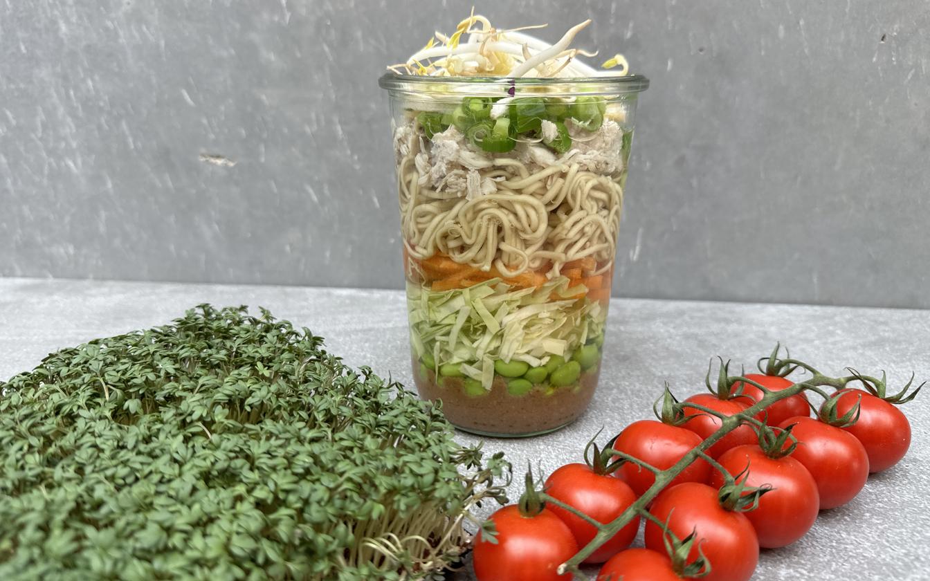 Hjemmelavede kopnudler med pulled chicken og miso-suppe