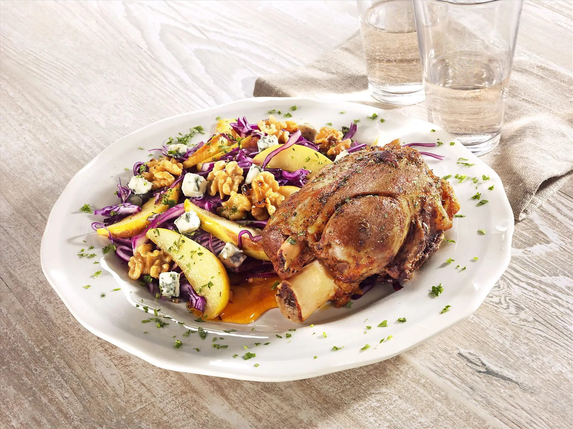 Rotkohl-Birnen-Salat mit Slow Cooked Mini-Haxen