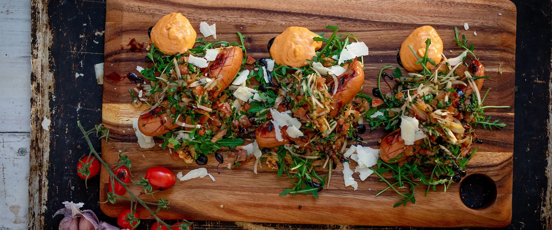 Medelhavskorv med olivfoccacia och medelhavs- inspirerad dressing