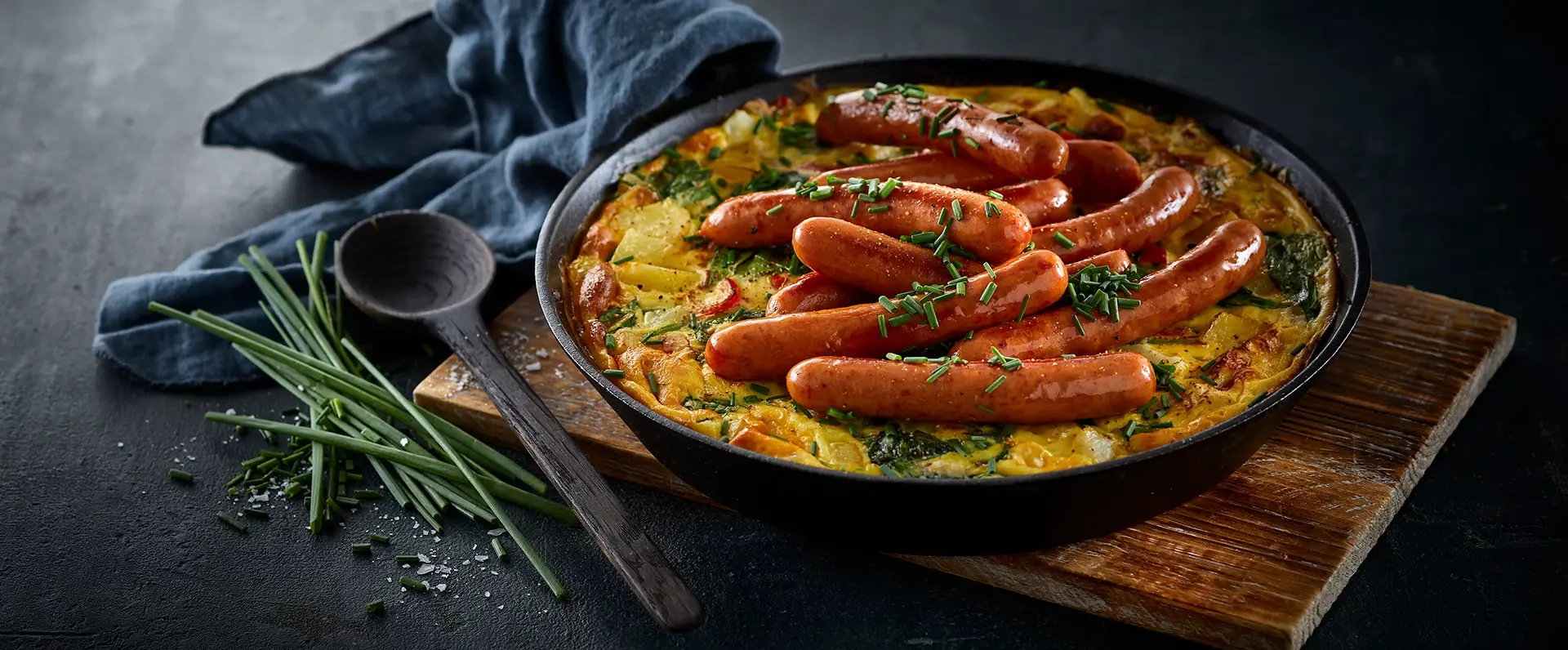 Krämig omelett med kryddiga korvar