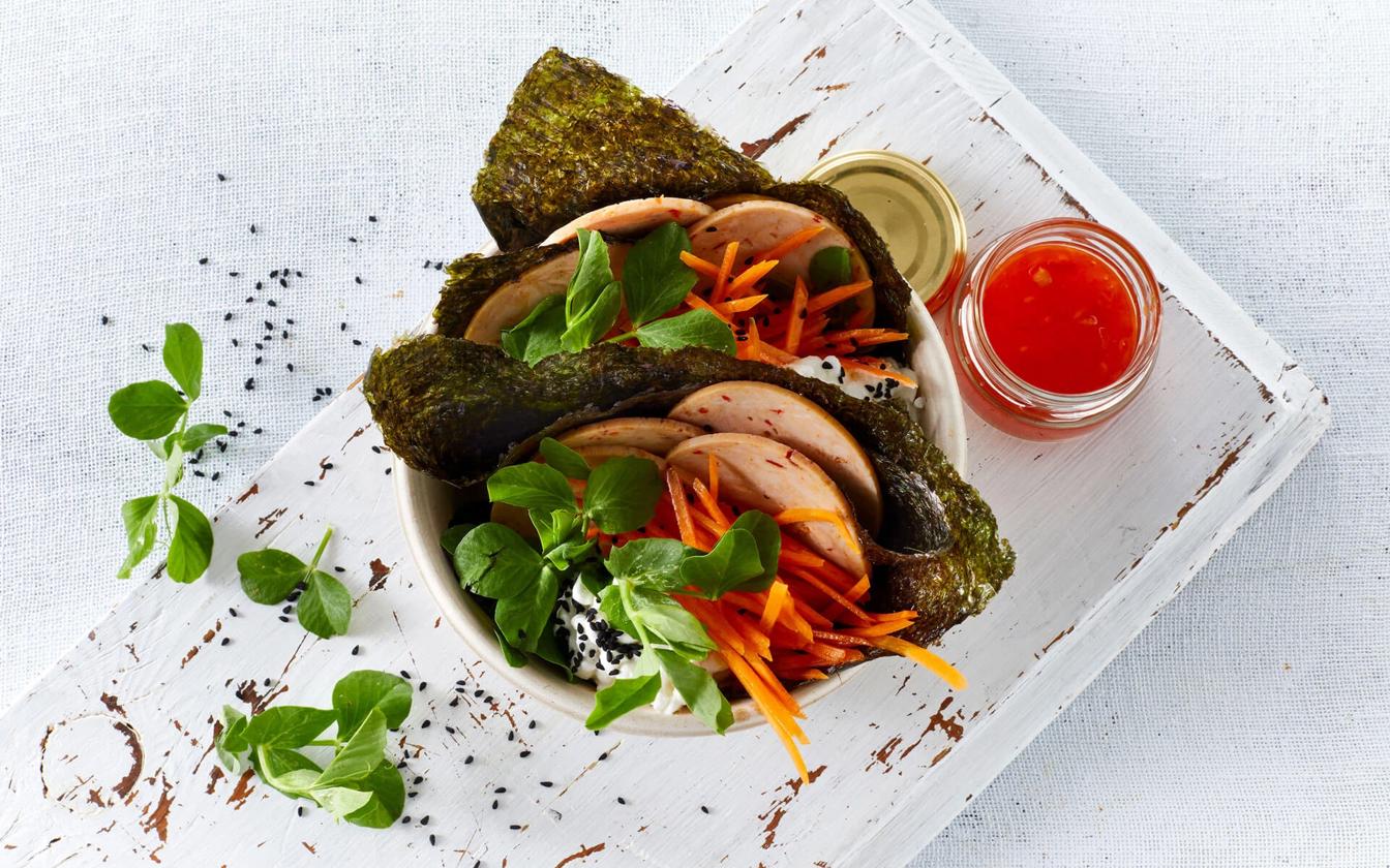 Noritang med kyllingebryst, ærteskud og chilidip