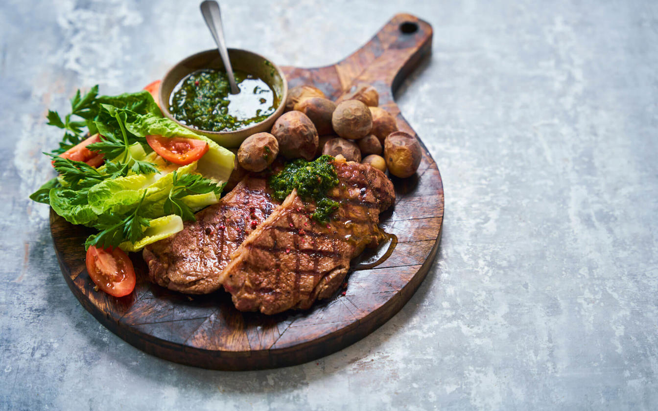 Kalvekoteletter med chimichurri og saltbagte kartofler